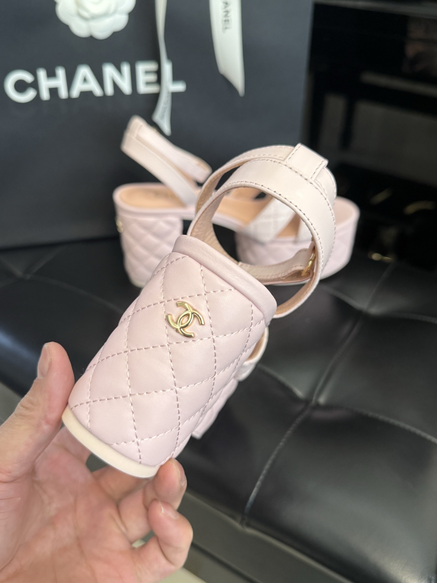 
chanel ss25 new arrival～
小香25春夏凉鞋新品
厚底高水台，丑萌啊，经典菱格加