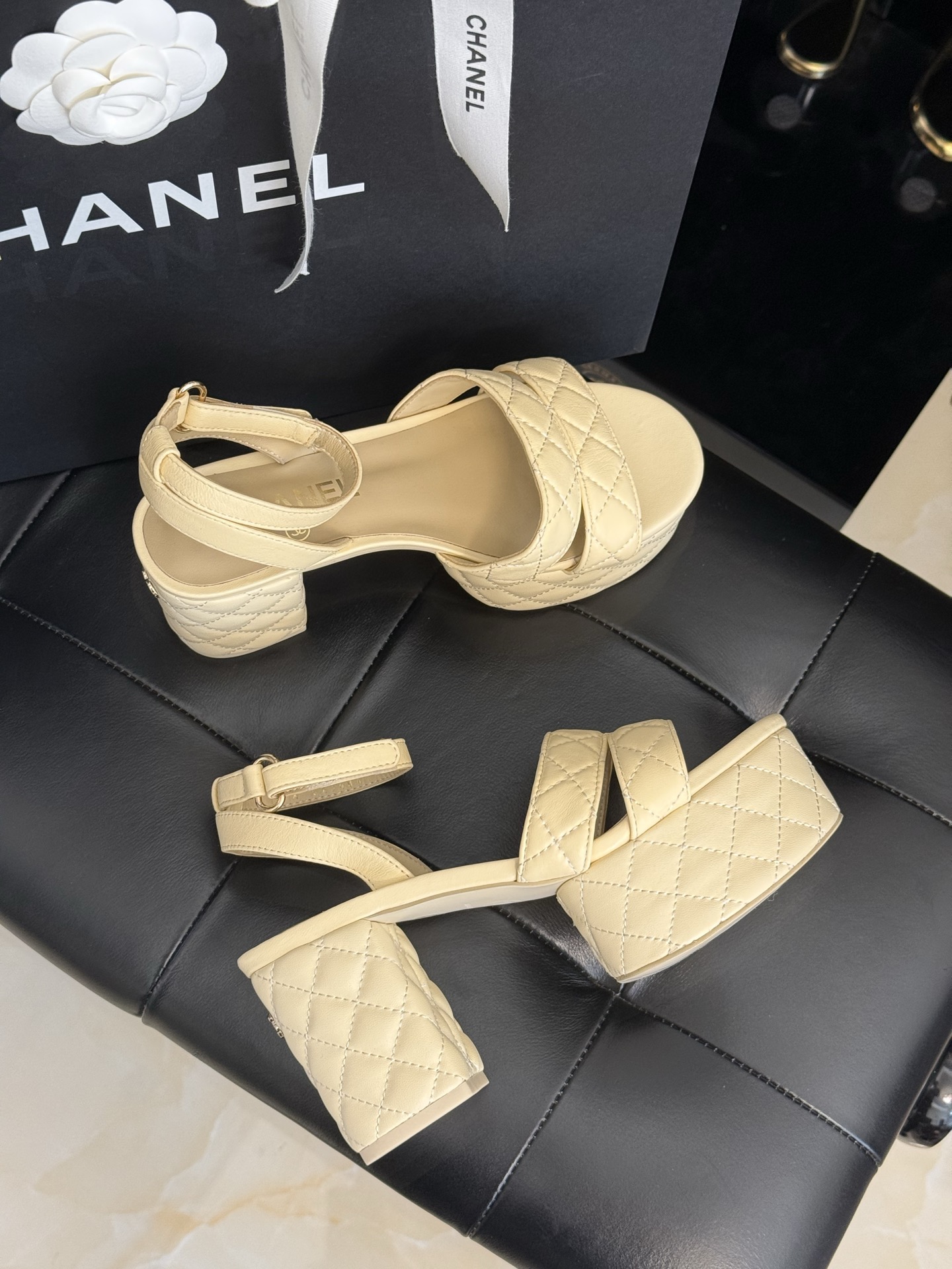 
chanel ss25 new arrival～
小香25春夏凉鞋新品
厚底高水台，丑萌啊，经典菱格加