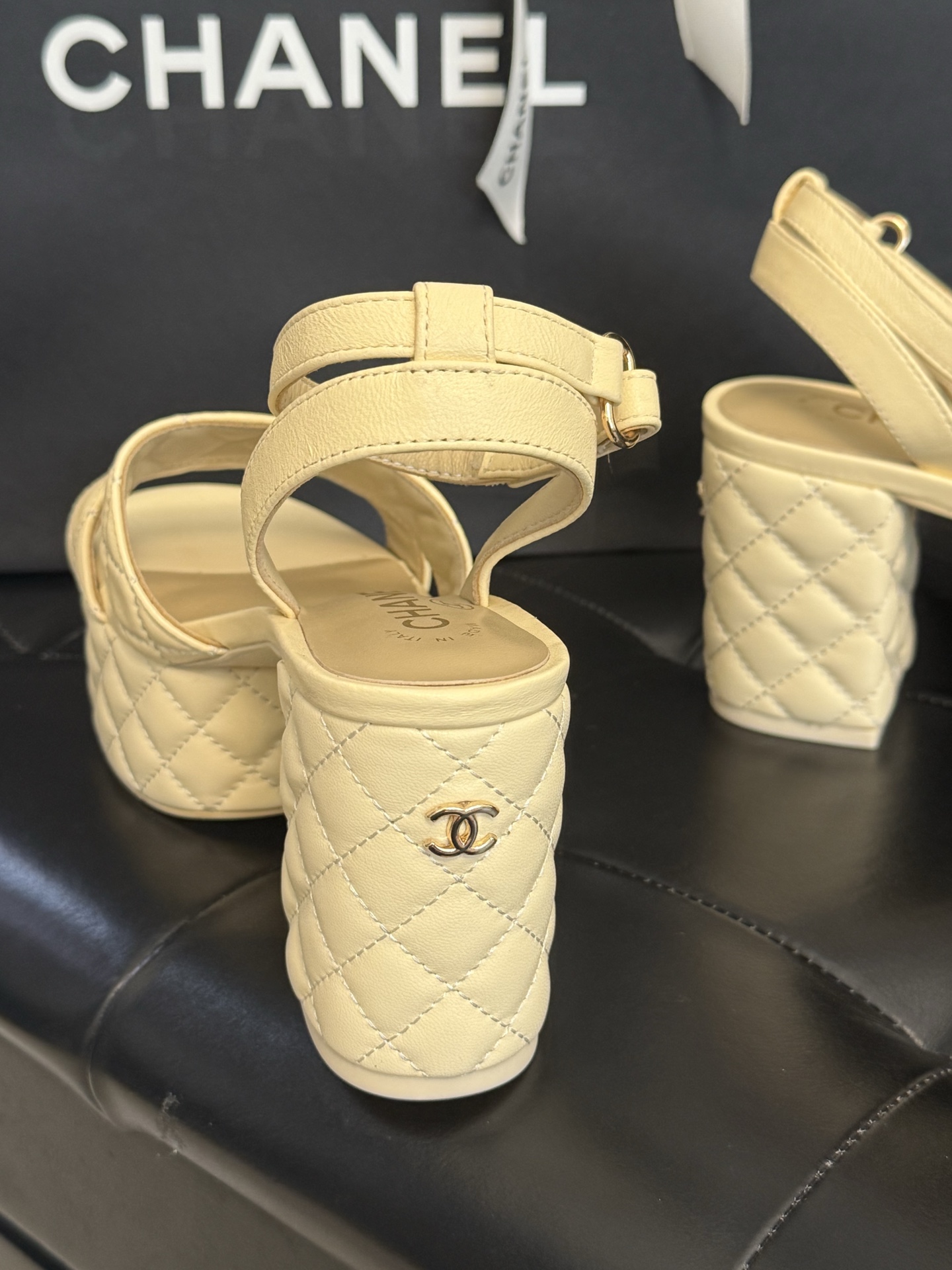 
chanel ss25 new arrival～
小香25春夏凉鞋新品
厚底高水台，丑萌啊，经典菱格加