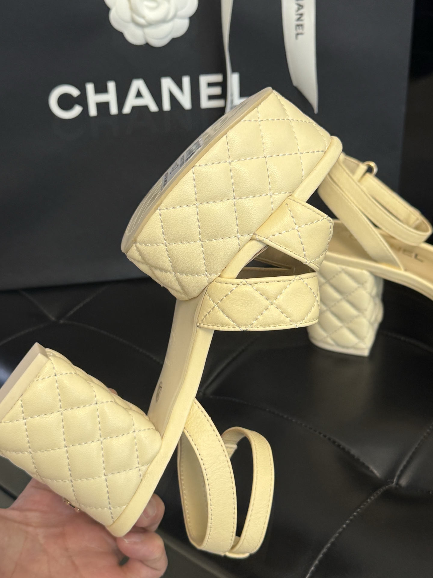 
chanel ss25 new arrival～
小香25春夏凉鞋新品
厚底高水台，丑萌啊，经典菱格加