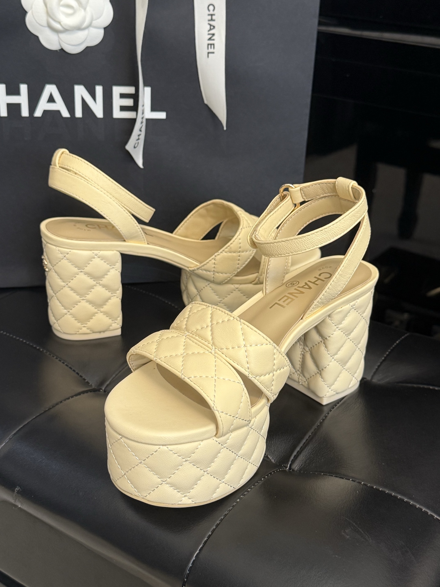 
chanel ss25 new arrival～
小香25春夏凉鞋新品
厚底高水台，丑萌啊，经典菱格加