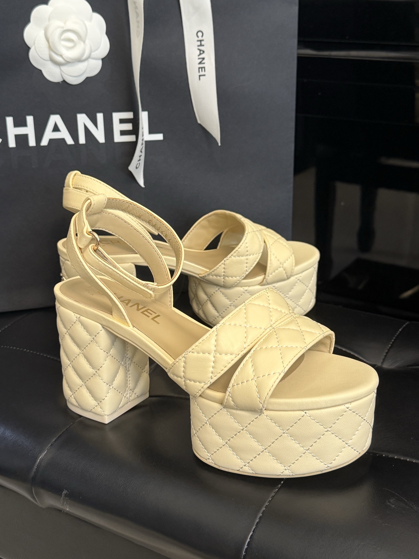 
chanel ss25 new arrival～
小香25春夏凉鞋新品
厚底高水台，丑萌啊，经典菱格加