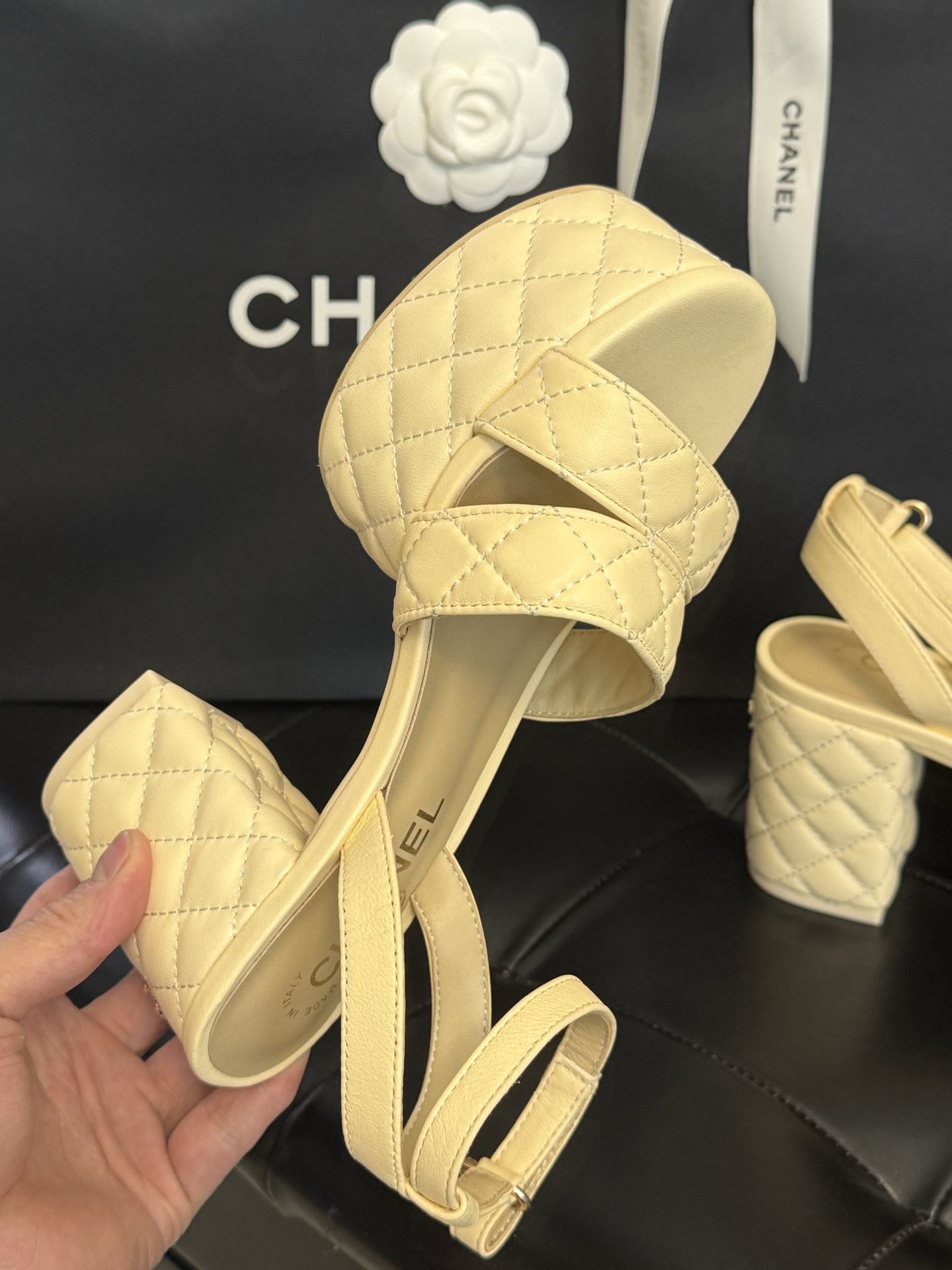 
chanel ss25 new arrival～
小香25春夏凉鞋新品
厚底高水台，丑萌啊，经典菱格加