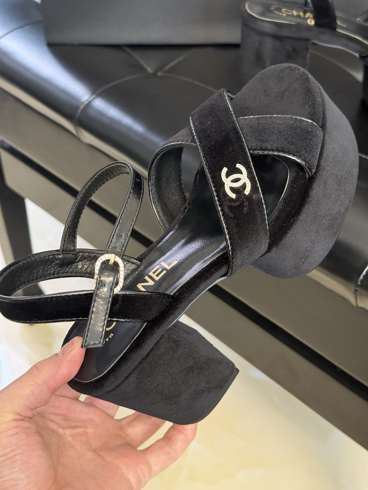 
chanel ss25 new arrival～
小香25春夏凉鞋新品
厚底高水台，丑萌啊，经典菱格加