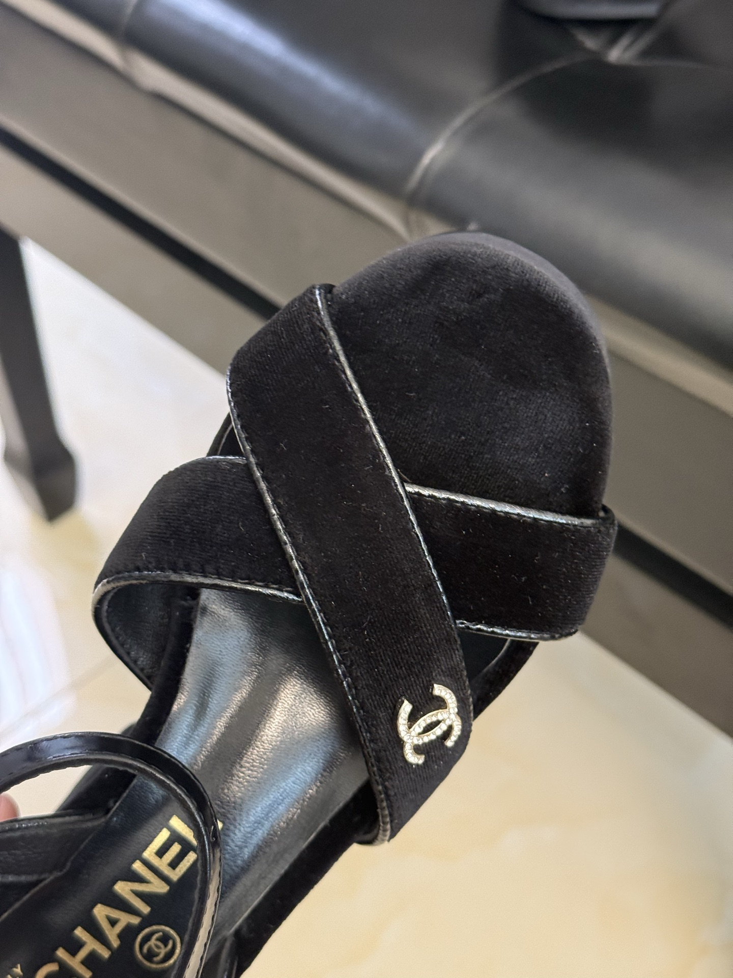 
chanel ss25 new arrival～
小香25春夏凉鞋新品
厚底高水台，丑萌啊，经典菱格加