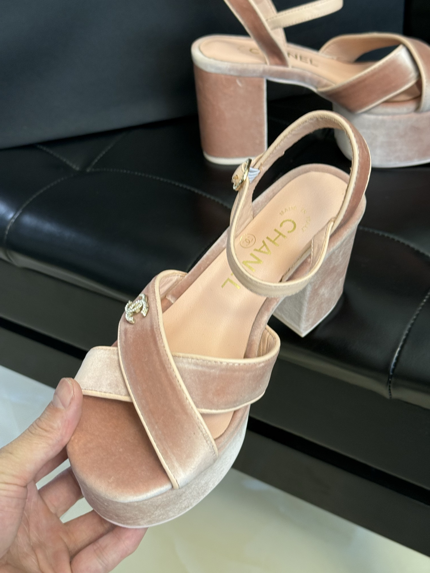 
chanel ss25 new arrival～
小香25春夏凉鞋新品
厚底高水台，丑萌啊，经典菱格加