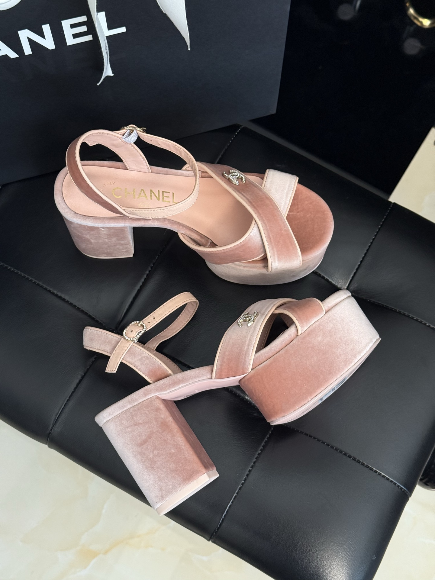 
chanel ss25 new arrival～
小香25春夏凉鞋新品
厚底高水台，丑萌啊，经典菱格加