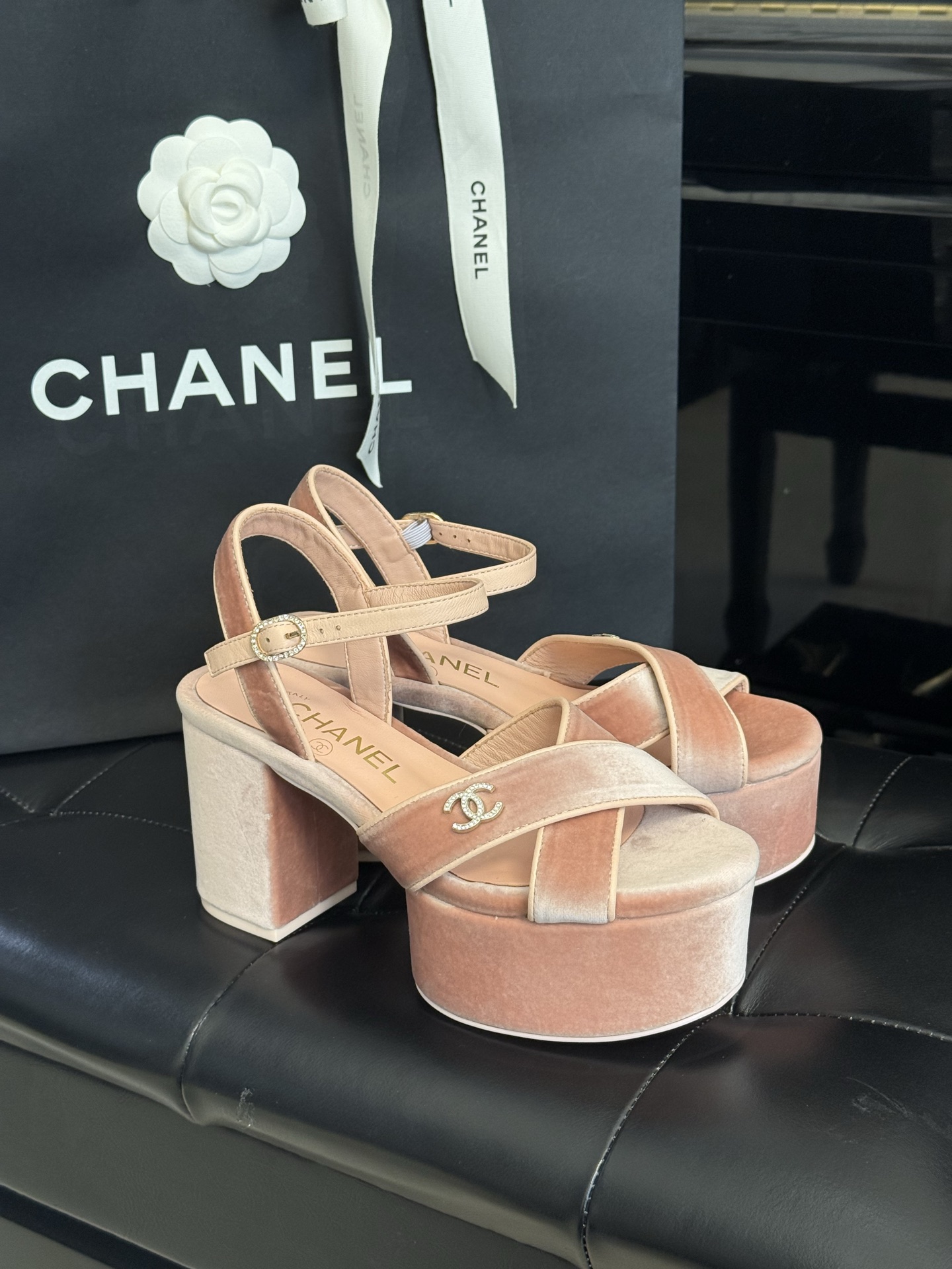 
chanel ss25 new arrival～
小香25春夏凉鞋新品
厚底高水台，丑萌啊，经典菱格加