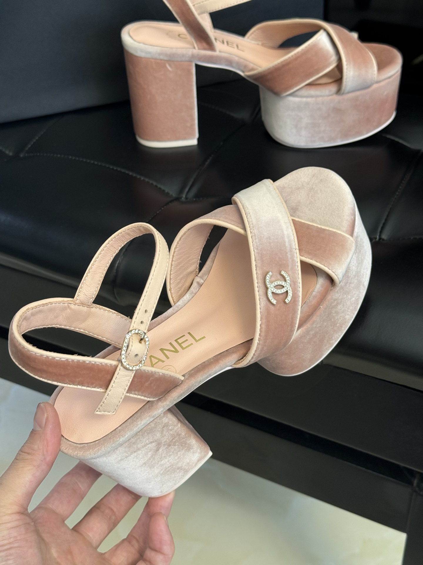 
chanel ss25 new arrival～
小香25春夏凉鞋新品
厚底高水台，丑萌啊，经典菱格加