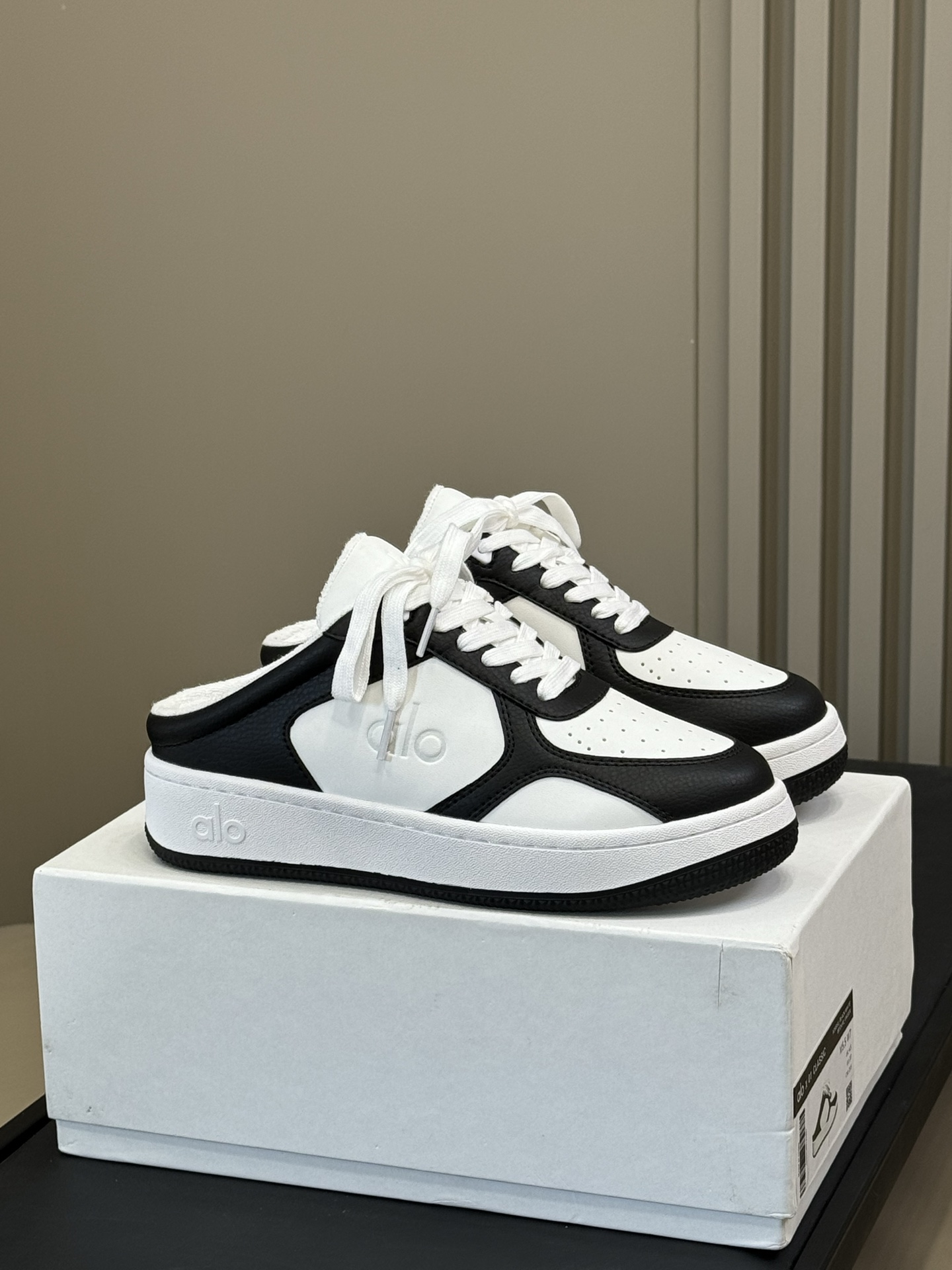 NO:255040,Alo sports shoes semi-trailer. It's very popular this year. It's a spiritual lady when you wear it. Calf leather is made of very good size 35-40, semi-trailer, cowhide19860909批 alo 運動鞋半拖 今年很火的,穿上就是精神小姐姐 小牛皮材質很好的 size 35-40,半拖,cowhide,Women's Shoes