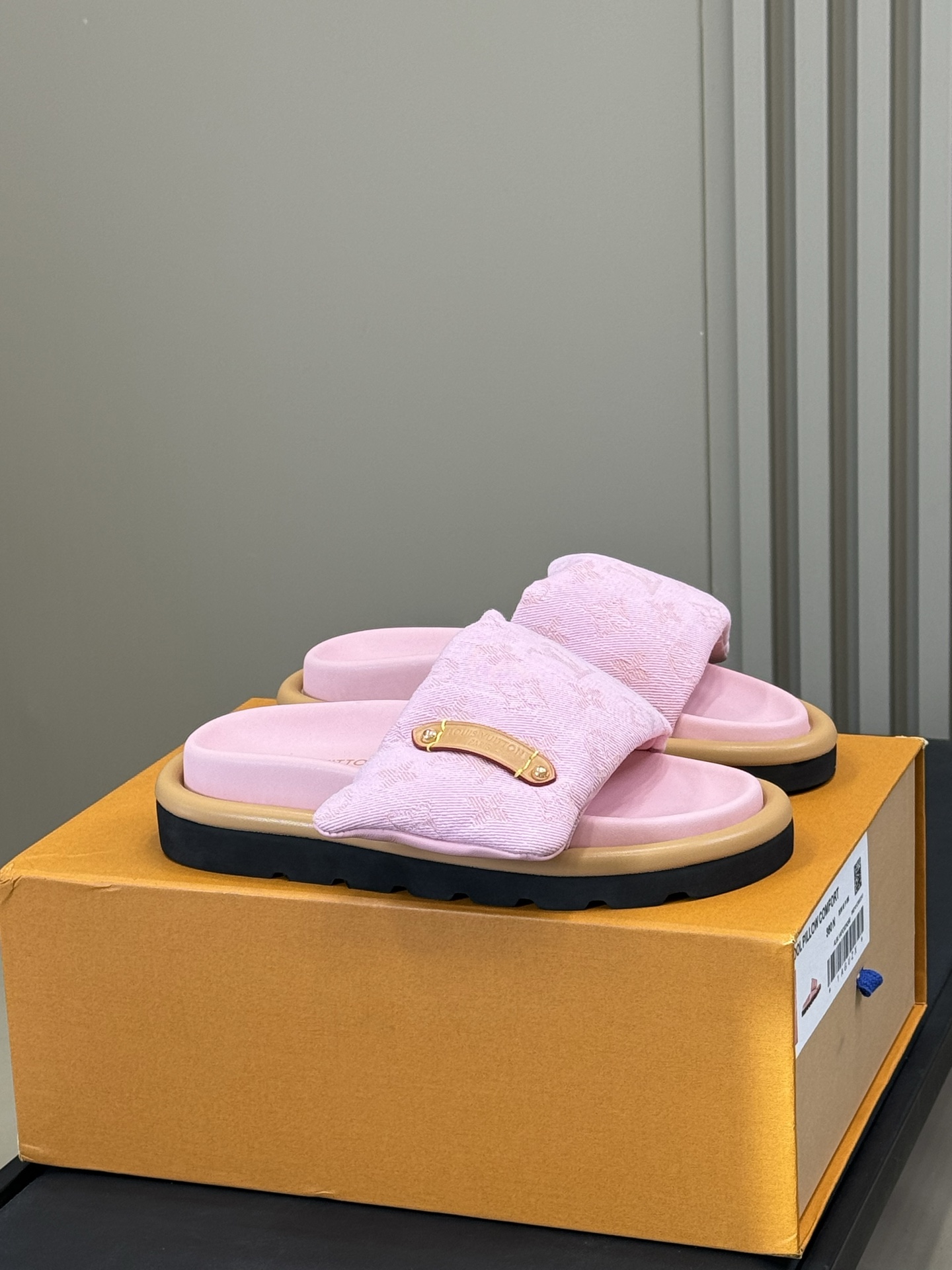 NO:255029,Louis vuitto…n ss25new arrival~ Ljia 2025 spring and summer down slippers new product!  The inner part is filled with 90 white duck down, which is light and comfortable, with excellent elasticity!  The sole is made of high-density foam, extremely lightweight, and is made of lambskin along the strip and foot pads!  Top boutique 35-40, slippers, louis vuitton, louis vuitton, slippers, down jacket, sheepskin19860909批 louis vuitto…n ss25new arrival～ L家2025春夏羽绒拖鞋新品！ 内里填充90白鸭绒,轻软舒适,回弹性极佳！ 鞋底高密度发泡材质,轻盈无比,沿条和垫脚小羊皮材质！ 顶级精品35-40,拖鞋,louis vuitton,louis vuitton,slippers,down jacket,sheepskin,Women's Shoes