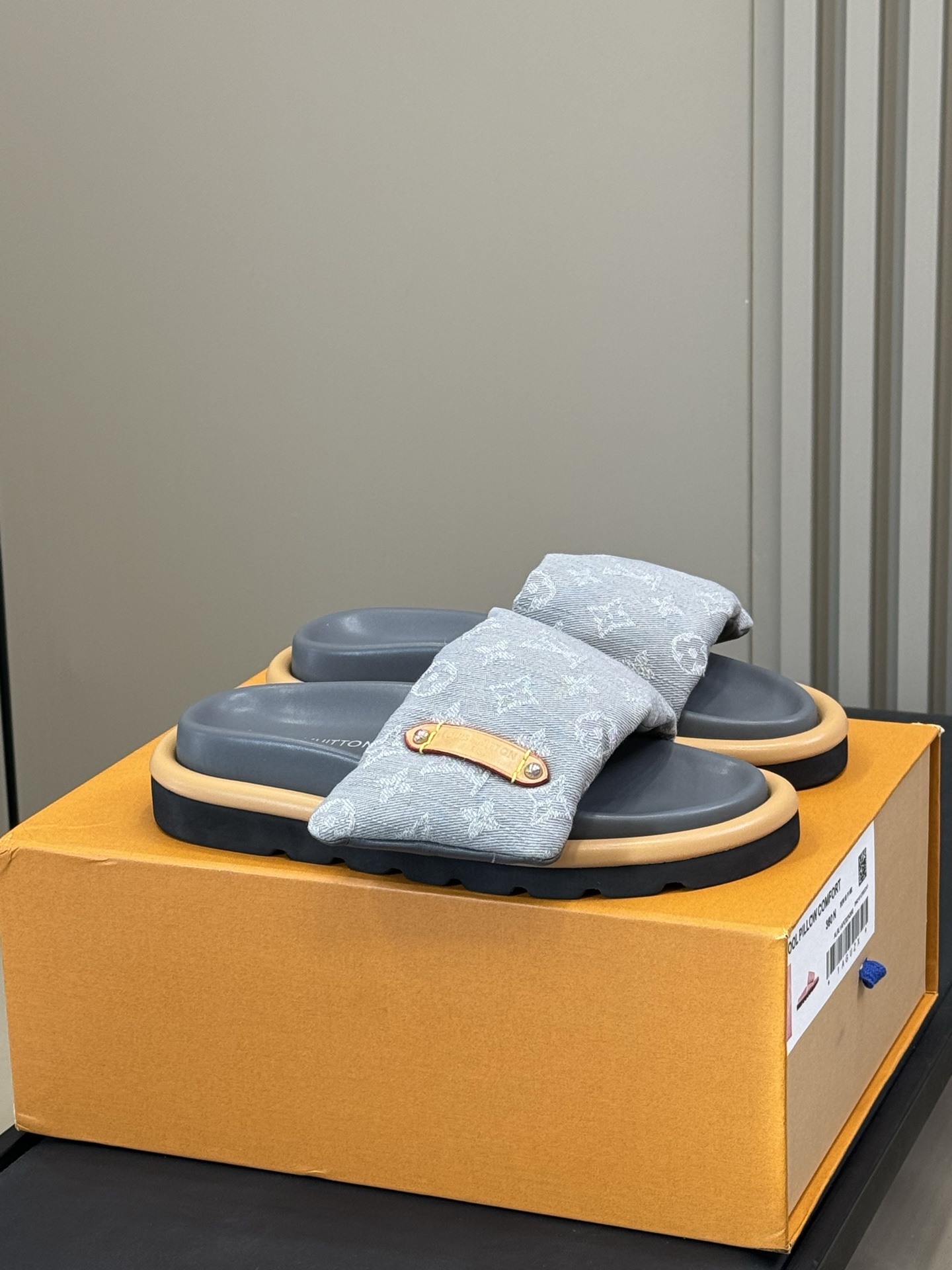 NO:255032,Men's 10 louis vuitto…n ss25new arrival~ L's 2025 spring and summer down slippers new product!  The inner part is filled with 90 white duck down, which is light and comfortable, with excellent elasticity!  The sole is made of high-density foam, extremely lightweight, and is made of lambskin along the strip and foot pads!  Top boutique 35-45, slippers, louis vuitton, louis vuitton, slippers, down jacket, sheepskin19860909批男款10 louis vuitto…n ss25new arrival～ L家2025春夏羽绒拖鞋新品！ 内里填充90白鸭绒,轻软舒适,回弹性极佳！ 鞋底高密度发泡材质,轻盈无比,沿条和垫脚小羊皮材质！ 顶级精品35-45,拖鞋,louis vuitton,louis vuitton,slippers,down jacket,sheepskin,Women's Shoes