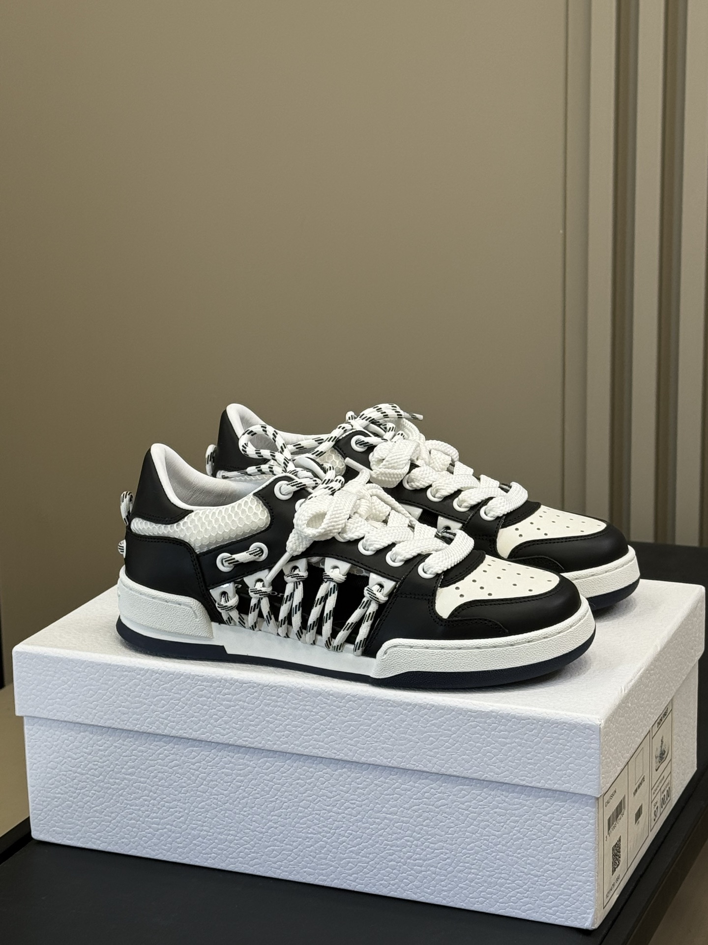 NO:255038,Dior's latest series of hollowed-out high-top casual sneakers with white cowhide leather with white mesh fabric, hollowed-out decoration on the side with two-color lace details, complementing the pair of laces on the front. A two-color tongue decorated with the Christian DiorParis logo is paired with rubber sole!  size 35-40, casual shoes/sports shoes, dior, dior, sneakers, cowhide19860909批 Dior迪奥 最新 First 系列镂空 高帮休闲运动鞋白色牛皮革搭配白色网眼织物,侧面镂空装饰搭配双色鞋带细节,与正面的双鞋带相得益彰. 饰以 Christian DiorParis 标志的双色鞋舌 搭配橡胶鞋底！ size 35-40,休闲鞋/运动鞋,dior,dior,sneakers,cowhide,Women's Shoes