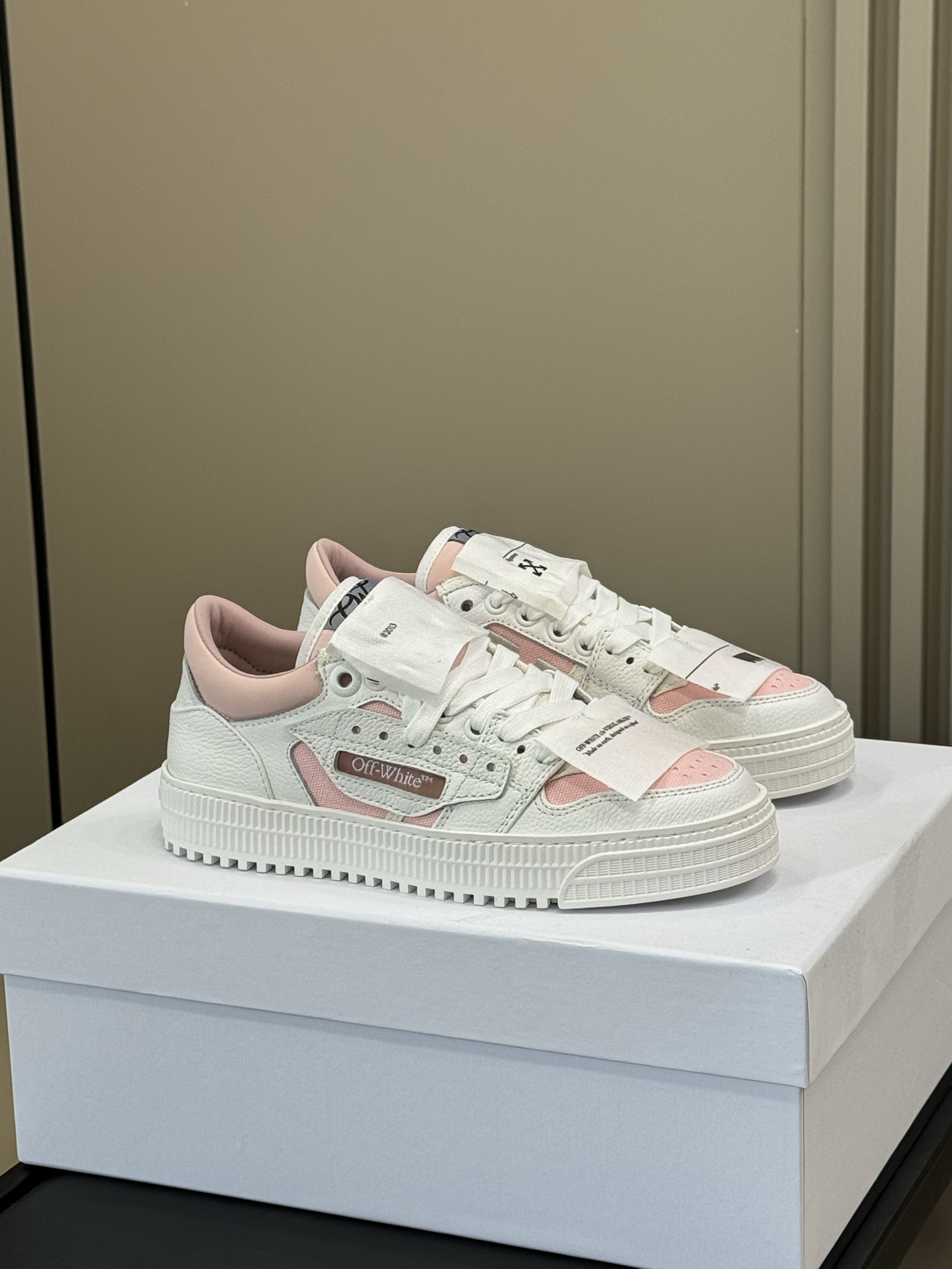 NO:240543,Off-White Avant-garde label couple sports shoes. The avant-garde trendy design and interesting details make Off convey a strong fashion temperament. In order to successfully connect the street style with high-end fashion, bold letters are used as elements to add oblique zebra or square 