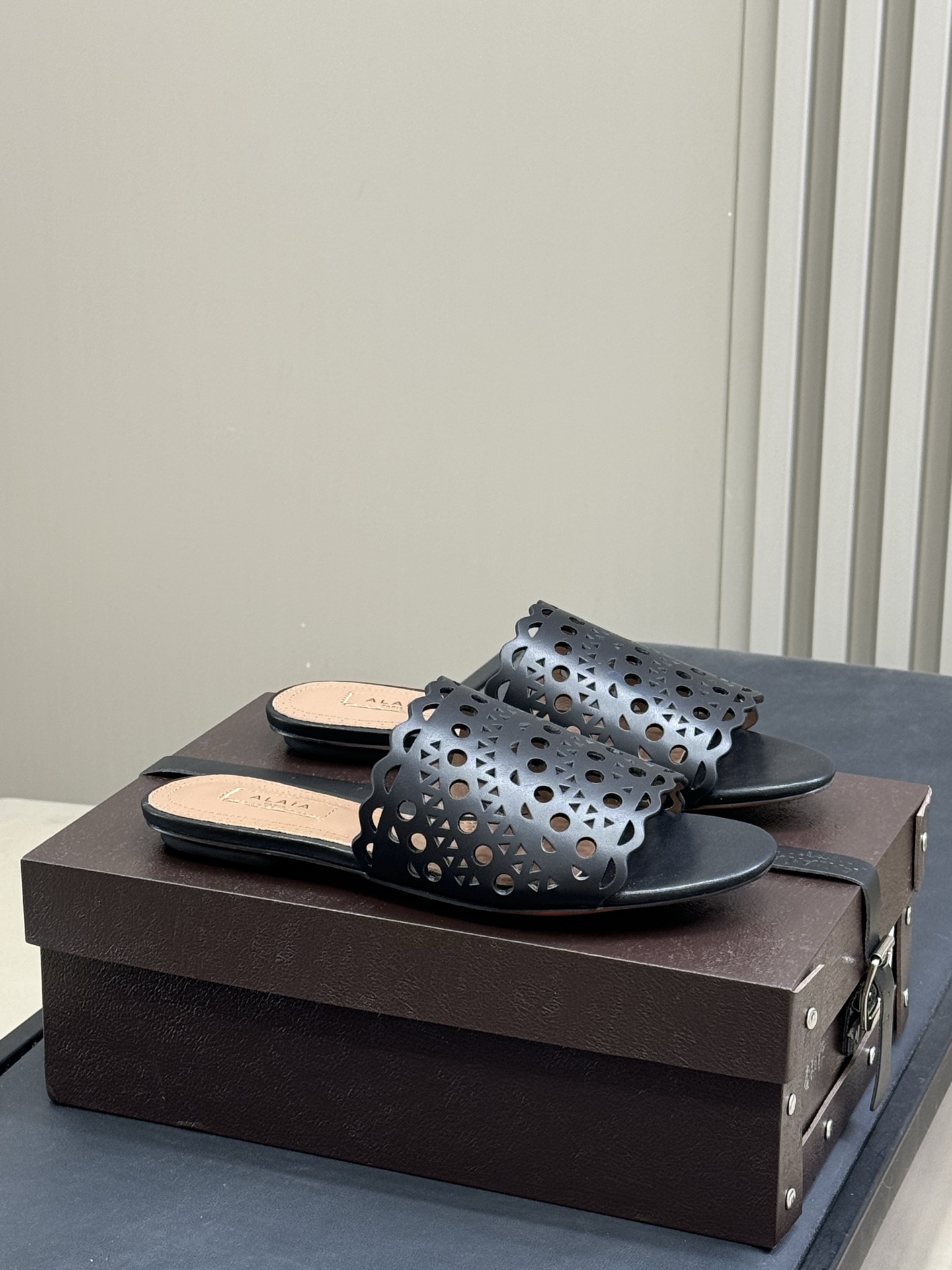 NO:245816,alaia ss25 new arrival~ Alaia 25 spring and summer new carved slippers look very cowardly and dress beautifully. You will know if you try it!  It is very inclusive to the feet and is super slim!  When the pig's trotters were put on, they looked like the princess's jade feet!  Really, carving craftsmanship looks expensive, and it is very classic wearing size 35-41, slippers, alaia, slippers19860909alaia ss25 new arrival～ 阿莱亚 25春夏 雕花拖鞋新品 看着很怂 穿着很美,真的 试过就知道！它对脚的包容性很好,而且超级显瘦！ 猪蹄子套上去,看着都像公主的玉足！真的,雕花工艺看着也贵,穿着很典 size 35-41,拖鞋,alaia,slippers,Women's Shoes