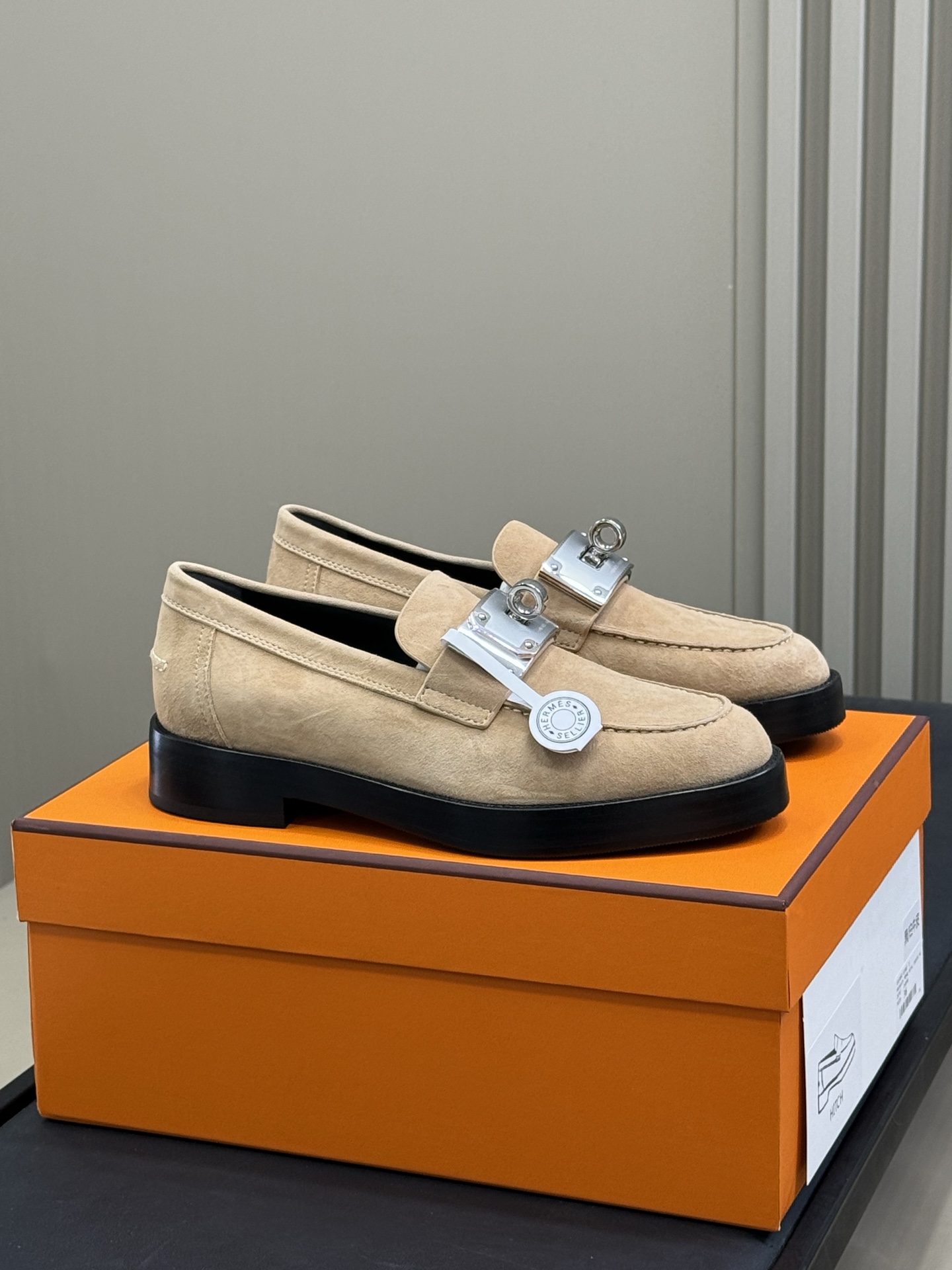 NO:264912,hermes classic kelly loafers selected imported calf leather material, soft foot feeling Round head design, large space, no squeezing feet Classic kelly buckle blessing, exquisiteness   recognition Water dyed sheepskin, imported cowhide from Italy Top quality 35-41, loafers semi-trailer, hermes, loafers, cowhide, sheepskin19860909hermes 经典kelly乐福鞋 甄选进口小牛皮材质,软软的脚感 圆头设计,大空间,不挤脚 经典kelly扣加持,精致感 辨识度 水染羊皮里,意大利进口牛皮底 顶级精品35-41,乐福鞋半拖,hermes,loafers,cowhide,sheepskin,Women's Shoes