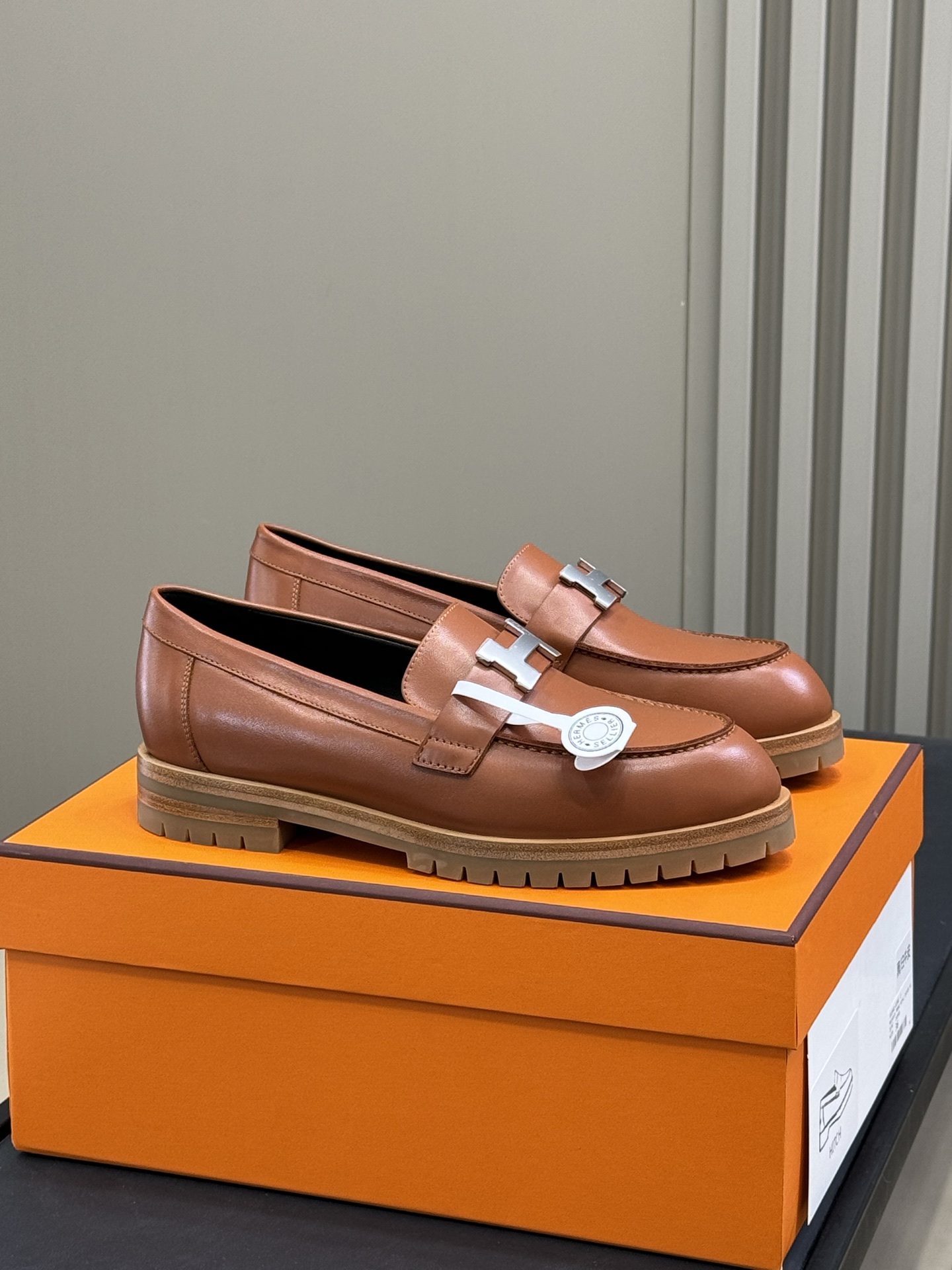 NO:264915,Hermes ss25 new arrival~ New products of H-home 25 spring and summer loafers. Simple leather H-bands also create the unique temperament of H. Lower cowhide upper, sole leather and rubber combination size 35-41, loafers semi-trail, hermes, loafers, cowhide19860909hermes ss25 new arrival～ H家25春夏乐福鞋新品 简单的皮质H搭带,一样营造出H的独特气质 下牛皮材质鞋面,鞋底真皮与橡胶组合 size 35-41,乐福鞋半拖,hermes,loafers,cowhide,Women's Shoes