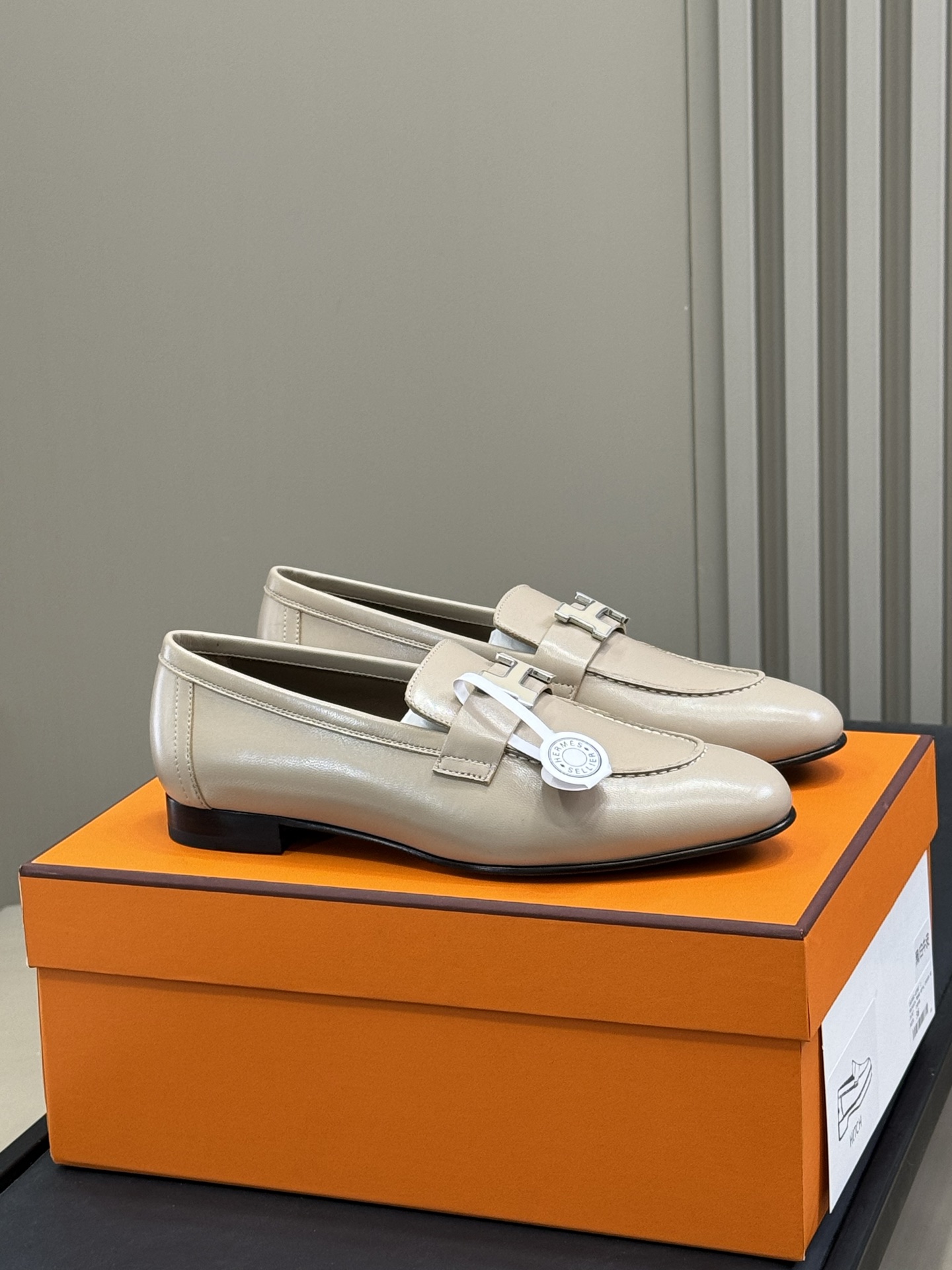 NO:264894,HERME…S H loafers new product, black classic, milk tea color soft and decent?  Hermes' 25 Spring and Summer H-buckle color matching series. All three colors are great, and the visual effect shows long legs!  Top-grade materials and detailed craftsmanship, with original packaging and VIP outer box packaging!  Top quality 35-41, loafers semi-trailer, hermes, hermes, loafers19860909HERME…S H乐福鞋新品 黑色经典,奶茶色柔和端惠？ 爱马仕的25 春夏最H扣配色系列 三个颜色都很赞,视觉效果显腿长！ 顶级材质和细节工艺, 带原版包装及vip外盒包装！ 顶级精品35-41,乐福鞋半拖,hermes,hermes,loafers,Women's Shoes