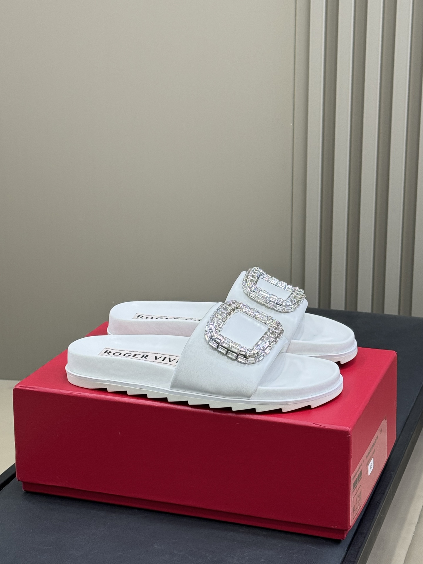 NO:241389,High-quality rv ss25 new arrival~rv thick-soled drill buckle slippers 25 new product thick-soled height, paired with large buckles, exquisite and atmospheric calfskin upper, cowhide size 35-40, slippers, slippers, cowhide19860909高品质 rv ss25 new arrival～ rv厚底钻扣拖鞋25 新品 厚底增高 ,搭配大方扣,精致大气 小牛皮鞋面,牛皮垫脚 size 35-40,拖鞋,slippers,cowhide,Women's Shoes