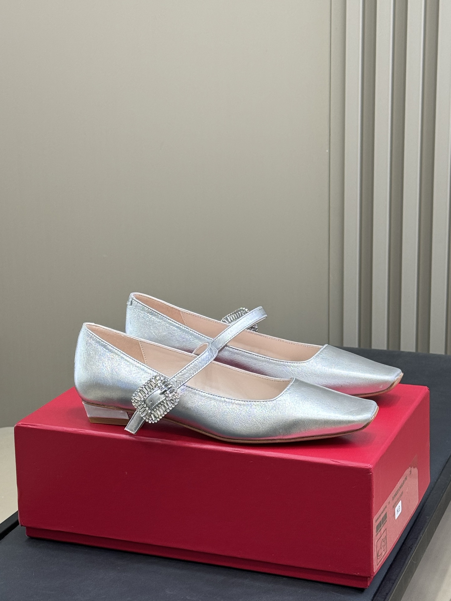 NO:241820,High-quality roger vivier ss25 mew arrival~ RV 2025 spring and summer Mary Zhen new product playful and age-reducing without losing the sense of high-end, rich girl feels like a visual. Patent leather upper, lambskin inner, imported cowhide from Italy Mini rhinestone fastener embellishment Top quality 35-41, single shoes, roger vivier, mary jane, cowhide, sheepskin19860909高品质 roger vivier ss25 mew arrival～ RV 2025春夏玛丽珍新品 俏皮减龄又不失高级感,富家千金即视感 鞋面漆皮, 内里小羊皮,意大利进口牛皮底 迷你水钻扣件点缀 顶级精品35-41,单鞋,roger vivier,mary jane,cowhide,sheepskin,Women's Shoes