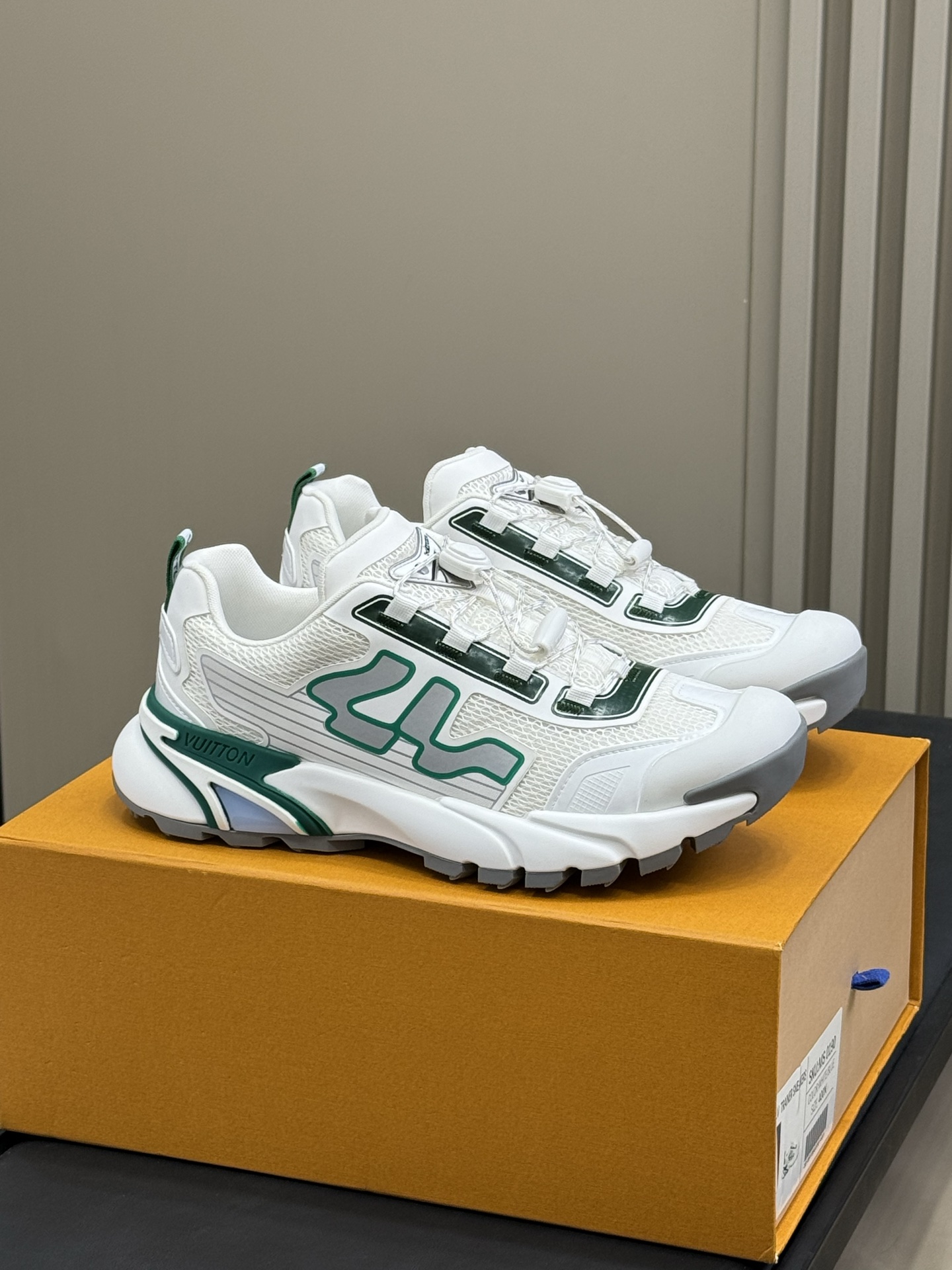 NO:491781,LV's new runner tatic men's sneakers are light and comfortable, wear them well, can go wild, travel shoes are fine. The mesh design is very suitable for summer. Size 39-45, casual shoes/sports shoes, louis vuitton, sneakers19860909LV的新款runner tatic男士运动鞋 轻盈舒适,好好穿啊,可以暴走,旅游鞋没问题 网面的设计和夏天很登对 size 39-45,休闲鞋/运动鞋,louis vuitton,sneakers,Women's Shoes