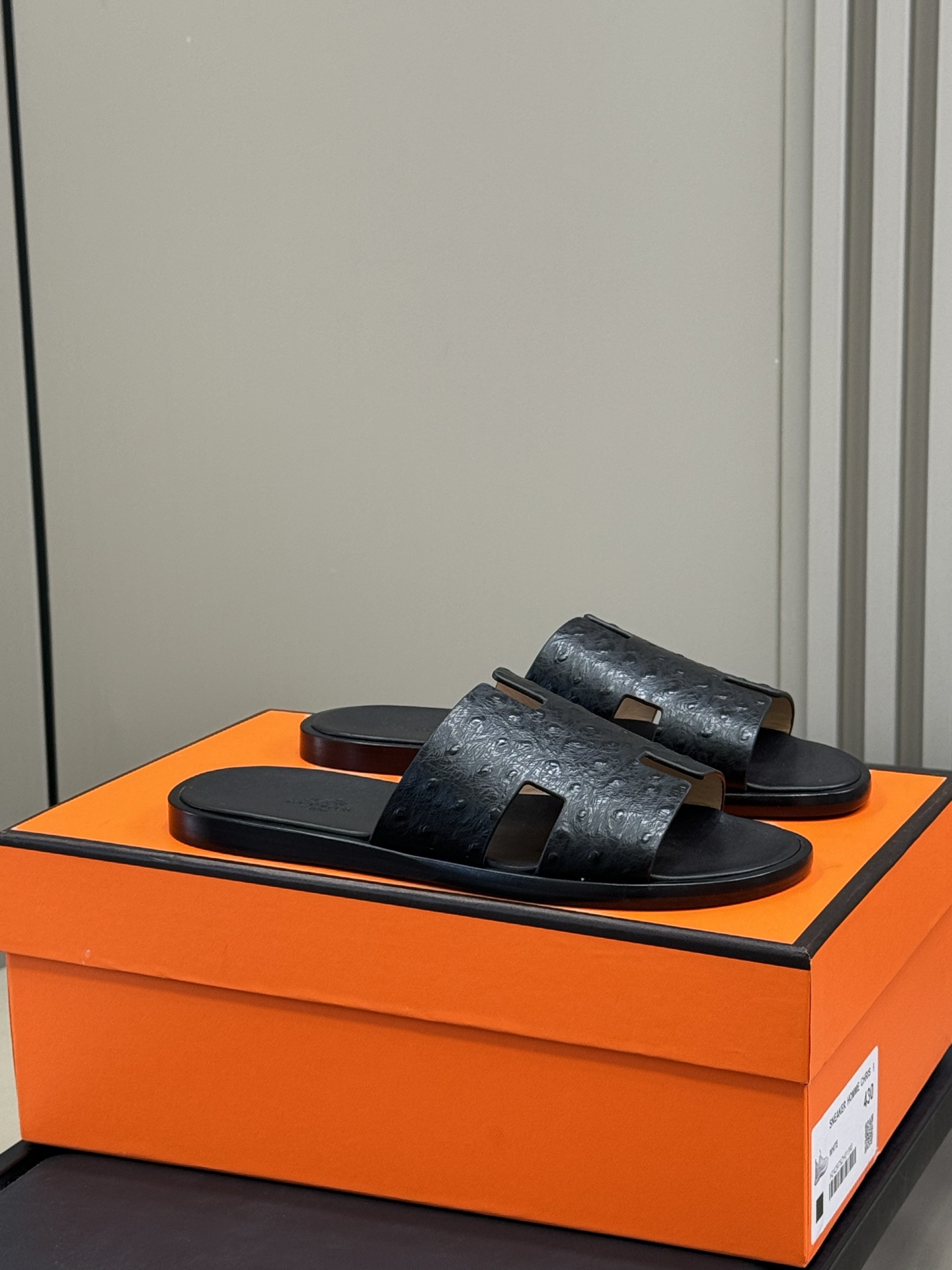 NO:388867,herme classic H men's slippers classic color matching 25 new color matching top heavy industry quality, full leather material, please note that there is a women's size, this shoe style is very handsome for girls!  Couple size 35-46 Female Male, Slippers, Hermes, Slippers19860909herme 经典H男士拖鞋 经典配色25新配色 顶级重工精品,全皮材质 注意有做女码,这个鞋型女生穿很帅！ 情侣size 35-46 女 男,拖鞋,hermes,slippers,Women's Shoes