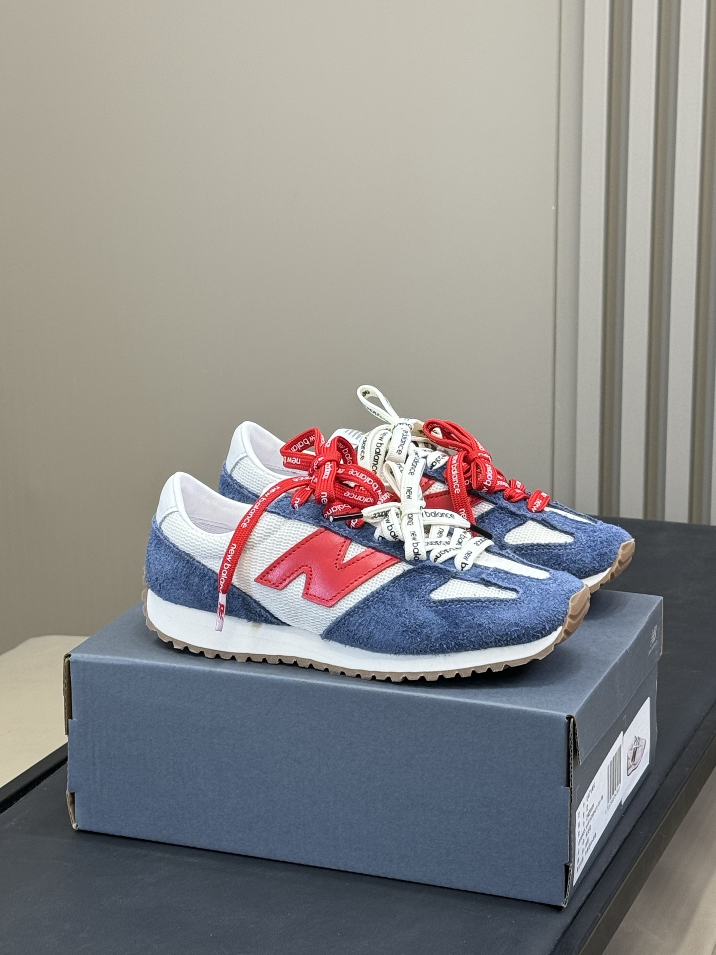 NO:408958,The design of the men's New Balance Warped Runner 'NB New Edition' Warped Runner is inspired by the New Balance classic series, which combines its iconic simple appearance with a new midsole. The upper uses mesh and suede to present a fresh look that abandons the conventional appearance and breaks through the constraints of layering. The most eye-catching thing about this pair of shoes is its double-layer midsole structure. The stylish design lines give the shoe a futuristic beauty and feeling, and are equipped with FuelCell cushioning, which is more secure in the foot. The curved ridge design at the bottom reminds people of the classic Nike Air Zoom Alphafly NEXT running shoes, but the Warped Runner is more fashionable and bold. Warped Runner  Runner shoes are made of clean white, beige and black to create a versatile style, which is consistent with New Balance's usual retro and simple style. This shoe was originally debuted in a showcase with AURALEE at Paris Fashion Week. Top size women 35-39 (40.41 custom-made non-return) men 39-44, casual shoes/sports shoes, loro piana, sneakers19860909男New Balance Warped Runner“NB新版 'Warped Runner鞋款的设计灵感源自于 NewBalance经典的 系列,将其标志性的简约外观与全新的中底融合.鞋面采用网布和绒面革,呈现出摒弃常规的清新外观,突破层次感的束缚.这双鞋款最引人瞩目的地方莫过于其双层中底结构.充满时尚感的设计线条赋予鞋款未来主义的美感和感觉,并且搭载了FuelCell 缓震,脚感上也更有保障.底部的弯曲脊线设计令人不禁联想起经典的 Nike Air Zoom Alphafly NEXT跑鞋,但Warped Runner更为时尚大胆. Warped Runner鞋款采用了白色、米色和黑色的干净配色,营造出百搭的风格,符New Balance一贯的复古简约风.这款鞋款最初在巴黎时装周上与AURALEE合作的展示中首次亮相. 顶版 size 女35-39（40.41定制不退换）男39-44,休闲鞋/运动鞋,loro piana,sneakers,Women's Shoes