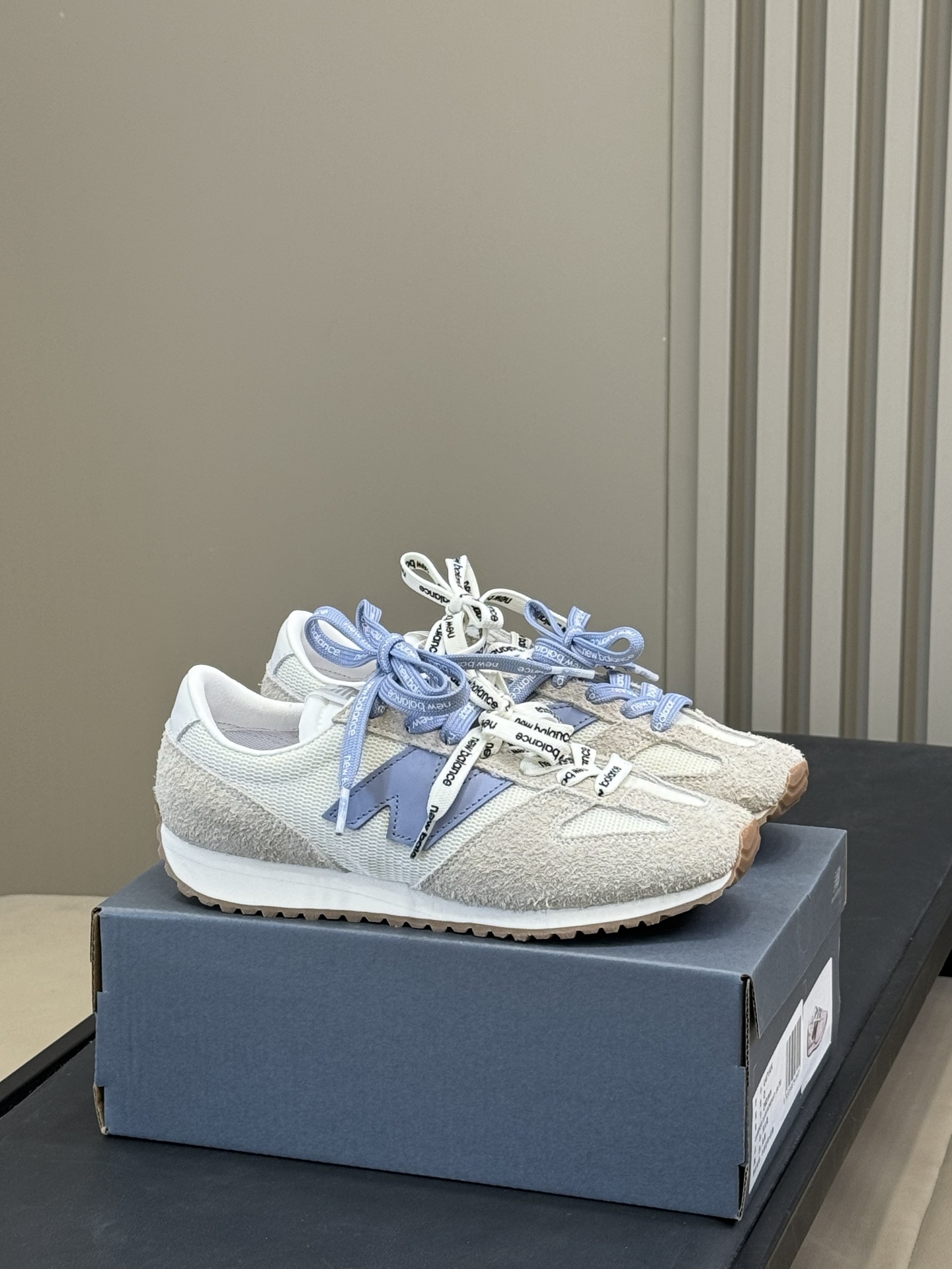 NO:408961,The design inspiration for men's New Balance Warped Runner 'NB New Edition' Warped Runner shoes are inspired by the New Balance classic series, which blends its iconic simple appearance with a new midsole. The upper uses mesh and suede to present a fresh look that abandons the conventional appearance and breaks through the constraints of layering. The most eye-catching thing about this pair of shoes is its double-layer midsole structure. The stylish design lines give the shoe a futuristic beauty and feeling, and are equipped with FuelCell cushioning, which is more secure in the foot. The curved ridge design at the bottom reminds people of the classic Nike Air Zoom Alphafly NEXT running shoes, but the Warped Runner is more fashionable and bold. Warped Runner  Runner shoes are made of clean white, beige and black to create a versatile style, which is consistent with New Balance's usual retro and simple style. This shoe was originally debuted in a showcase with AURALEE at Paris Fashion Week. Top size women 35-39 (40.41 custom-made non-return) men 39-44, casual shoes/sports shoes, loro piana, sneakers19860909男New Balance Warped Runner“NB新版 “Warped Runner鞋款的设计灵感源自于 NewBalance经典的 系列,将其标志性的简约外观与全新的中底融合.鞋面采用网布和绒面革,呈现出摒弃常规的清新外观,突破层次感的束缚.这双鞋款最引人瞩目的地方莫过于其双层中底结构.充满时尚感的设计线条赋予鞋款未来主义的美感和感觉,并且搭载了FuelCell 缓震,脚感上也更有保障.底部的弯曲脊线设计令人不禁联想起经典的 Nike Air Zoom Alphafly NEXT跑鞋,但Warped Runner更为时尚大胆. Warped Runner鞋款采用了白色、米色和黑色的干净配色,营造出百搭的风格,符New Balance一贯的复古简约风.这款鞋款最初在巴黎时装周上与AURALEE合作的展示中首次亮相. 顶版 size 女35-39（40.41定制不退换）男39-44,休闲鞋/运动鞋,loro piana,sneakers,Women's Shoes