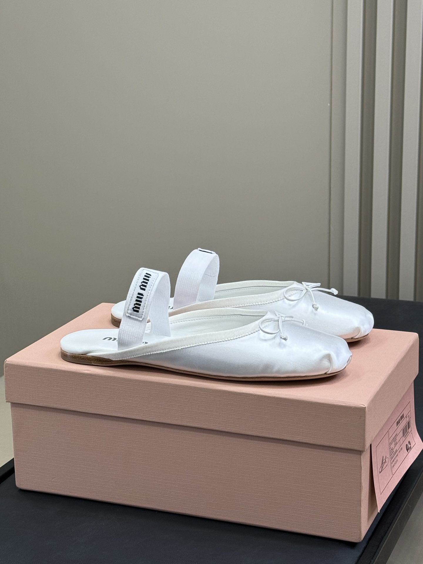 NO:388855,Miu SS25 ballet shoes, semi-trailed version, silk upper & lambskin upper, the little princess has a full temperament!  size 35-41 p silk leather surface, semi-drag, miumiu, sheepskin, real silk19860909miu ss25芭蕾舞鞋 半拖版本 真丝鞋面&小羊皮鞋面 ,小公主气质拉满！ size 35-41 p真丝 皮面,半拖,miumiu,sheepskin,real silk,Women's Shoes