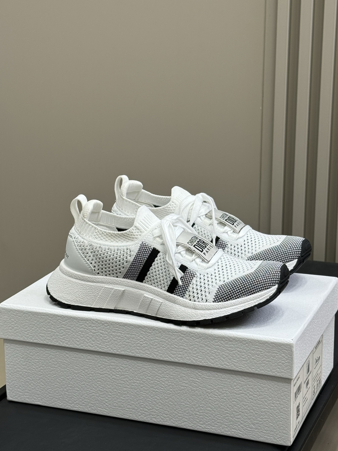 NO:384184,This Run'n'Dior sneakers are a new product in the fall 2025 series, reinterpreting the sporty style with elegant and stylish look. The upper is carefully crafted from white mesh fabric, and the laces and heels are decorated with the Christian Dior Paris logo. The exquisite two-tone sole is light and soft, adding a high-order temperament to a variety of casual looks. * Body mesh fabric * Lining mesh fabric * Laces are decorated with Christian Dior Paris logo patch * Heel is decorated with black Christian Dior Paris logo * Two-tone rubber sole is decorated with Christian Dior lucky star couple size 35-45, casual shoes/sneakers, dior, sneakers19860909这款 Run'n'Dior 运动鞋是二零二五秋季系列新品,以优雅时尚的造型重新演绎运动风格.鞋面采用白色网眼织物精心制作,鞋带和鞋跟饰以 Christian Dior Paris 标志.精致的双色鞋底轻盈柔软,可为各式休闲造型增添高订气质. * 主体网眼织物 * 里料网眼织物 * 鞋带饰以 Christian Dior Paris 标志补丁 * 鞋跟饰以黑色 Christian Dior Paris 标志 * 双色橡胶鞋底饰以 Christian Dior 的幸运星 情侣size 35-45,休闲鞋/运动鞋,dior,sneakers,Women's Shoes