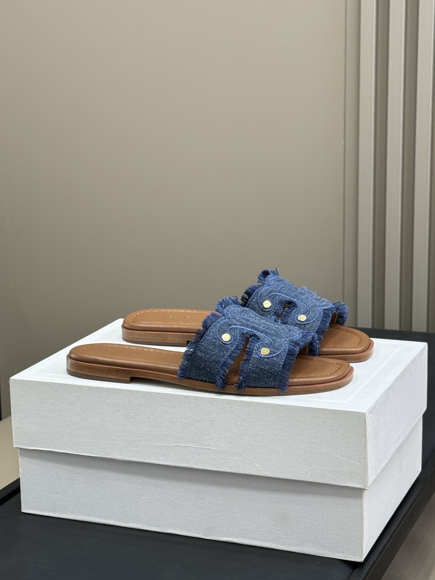 NO:404722,Top quality celine ss25 denim slippers The fabric of the right version is finally released, the right version!  The fabric of the Early Bird version is basically incorrect!  Washed denim fabric, wrapped in cowhide soles, beautiful and super textured!  Outsole imported cowhide leather from Italy!  size 35-41, slippers, celine, slippers, cowhide19860909顶级品质 celine ss25 牛仔拖鞋 对版面料终于出炉哈,对版的！ 早鸟版的面料基本不对版！ 水洗牛仔面料,鞋底牛皮包裹,造型好看超有质感的！大底 意大利进口牛皮革！ size 35-41,拖鞋,celine,slippers,cowhide,Women's Shoes