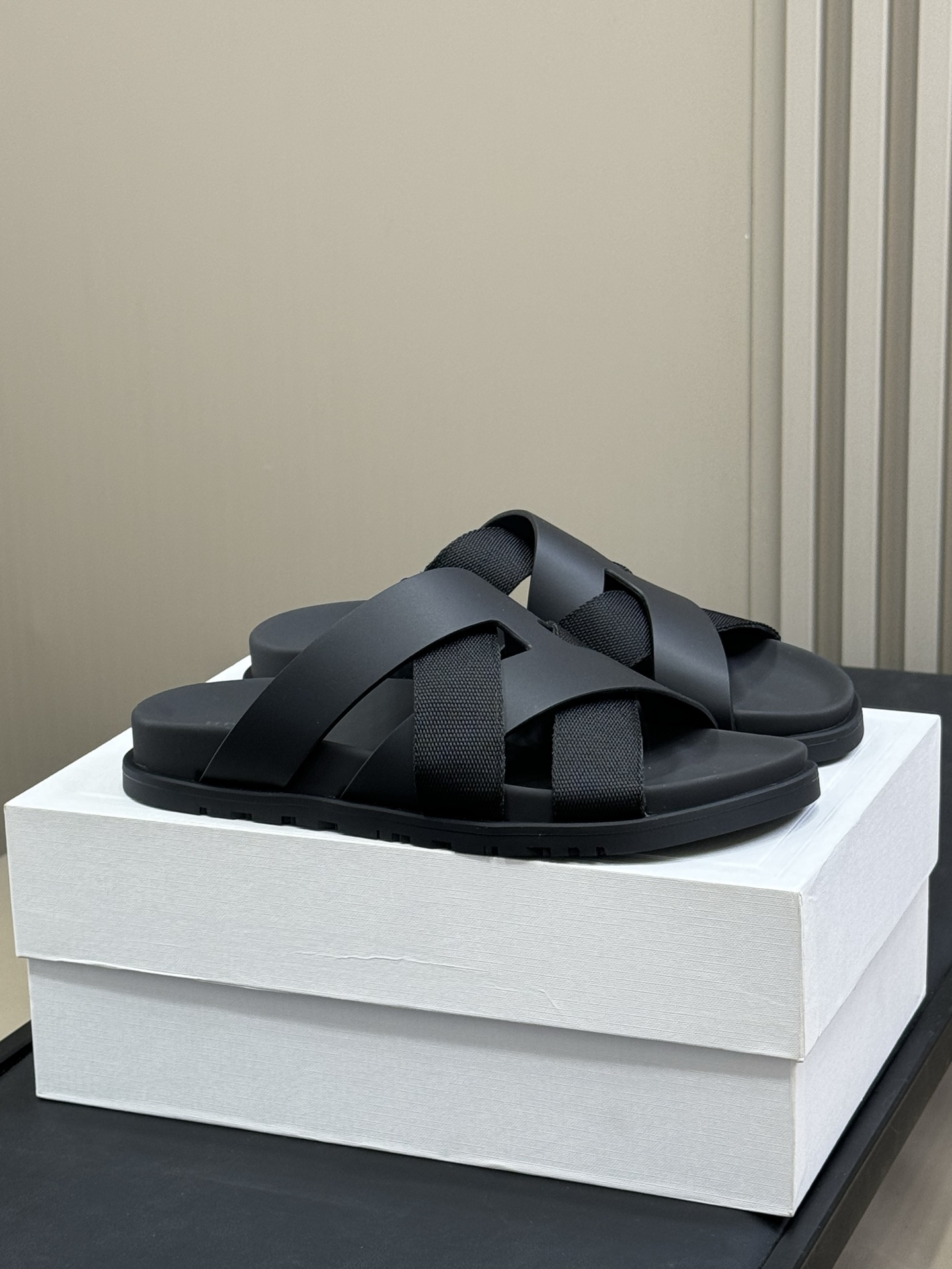 NO:404738,Top quality Men's size Hermes ss25 new arrival~ Hermes | Jackson sandals | Shoe series Epsom calfskin functional style sandals, paired with ergonomic rubber soles and classic palladium-plated Kelly shoe buckles to create a daily elegant style~ The pure calfskin material water table is a whole piece of cowhide; not super fiber!  Couple size 35-46, slippers, hermes, hermes, sandals, slippers, cowhide19860909顶级品质 男码 Hermes ss25 new arrival～ 爱马仕 Hermes | Jackson 凉鞋 | 鞋履系列 Epsom小牛皮机能风凉鞋,搭配人体工学橡胶鞋底和经典镀钯Kelly鞋扣.打造日常优雅风范～ 纯小牛皮材质水台是一整块牛皮；不是超纤！ 情侣款size 35-46,拖鞋,hermes,hermes,sandals,slippers,cowhide,Women's Shoes