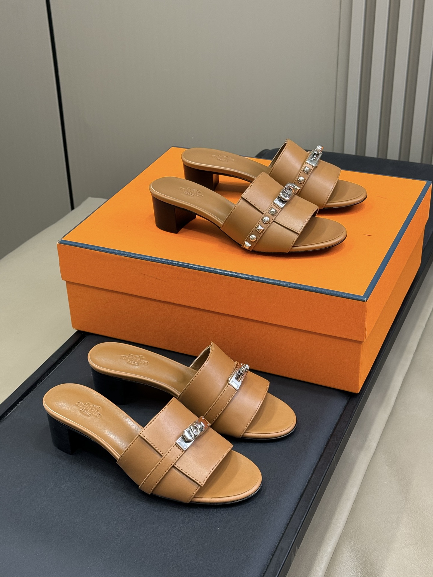 NO:382390,Herms ss25 new suede slippers. The gentle reverse fur and tough rivet design are unique and novel!  The full leather material is very foot-intensive, and the basic shoe style is very easy to match. Lambskin inner lining and foot pads, imported cowhide bottom from Italy!  Flat and medium heel optional size 35-41, slippers, hermes, slippers, cowhide, sheepskin, chamois leather19860909herms ss25 麂皮拖鞋新品 温柔反毛皮搭配硬朗的铆钉设计,别致新颖！ 全皮材质很养脚,基础款的鞋型非常好搭配 小羊皮内里和垫脚,意大利进口牛皮底！ 平底和中跟 可选 size 35-41,拖鞋,hermes,slippers,cowhide,sheepskin,chamois leather,Women's Shoes