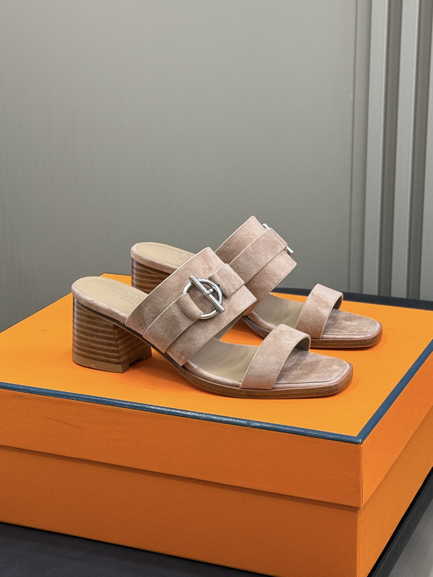 NO:382386,Hermes kute sandals new product calfskin high heels sandals, paired with the iconic Glenan shoe buckle. Nautical style, create an elegant urban look. Heel height 6 cm size 35-41, high heels slippers, hermes, sandals, high heels, slippers, cowhide19860909Hermes kute凉鞋新品 小牛皮高跟凉鞋,搭配标志性Glenan鞋扣. 航海风格,打造都市优雅造型. 鞋跟高度6厘米 size 35-41,高跟鞋拖鞋,hermes,sandals,high heels,slippers,cowhide,Women's Shoes