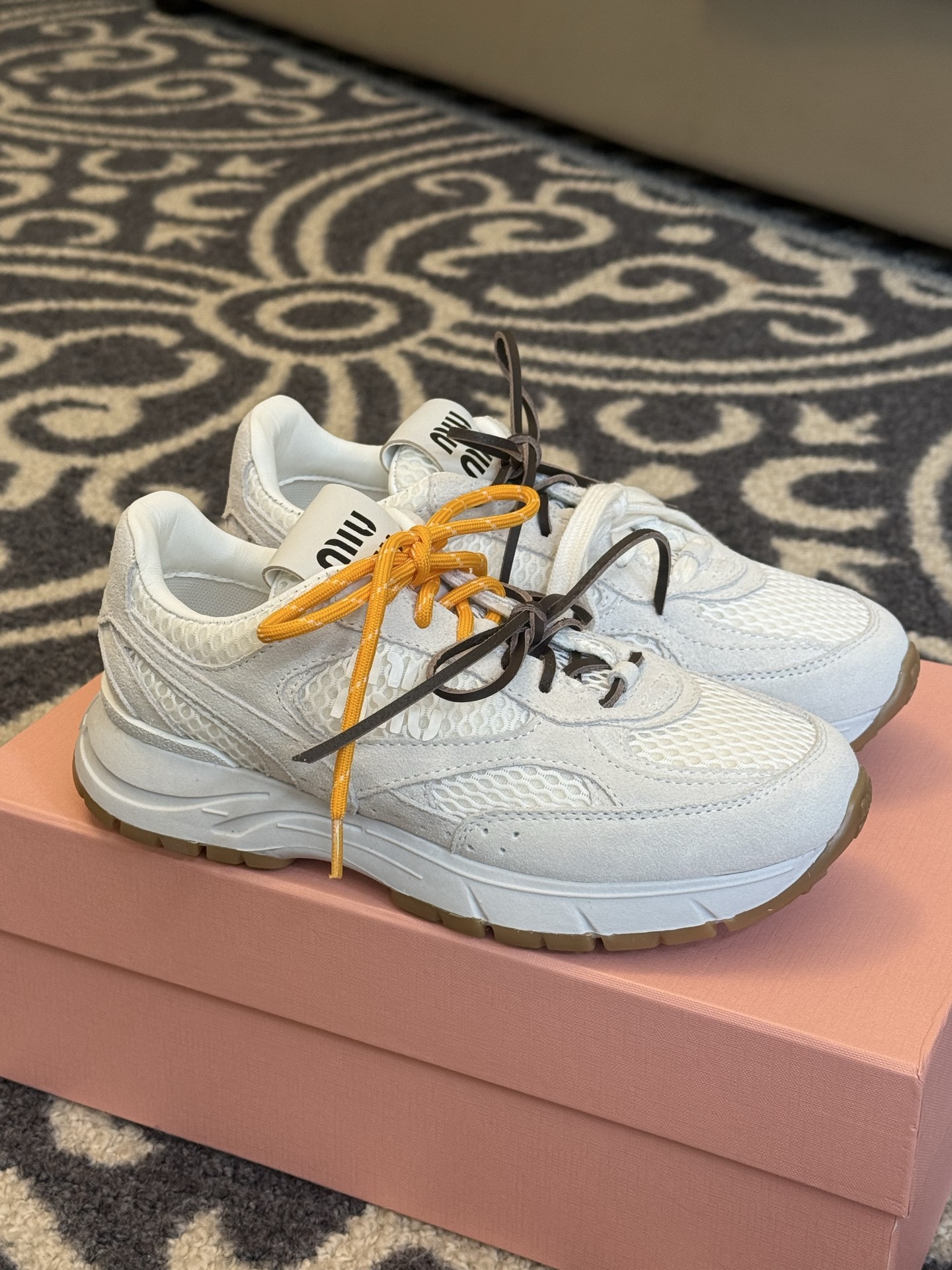 NO:404700,Top quality miumiu X NB has new co-branded sneakers!  !  The previous miu miu X New Balance co-branded shoes were so popular. This time we have dad shoes again. The new co-branded series is no longer thin-soled shoes. It is too friendly to small people. As always, it is still easy to wear and increase in size 35-41, casual shoes/sports shoes, miumiu, sneakers19860909顶级品质 miumiu X NB又有了新的联名球鞋！！ 之前的miu miu X New Balance 联名鞋子火的一塌糊涂,这次又来了老爹鞋款,新的联名系列啦 不再是薄底鞋 对小个子太友好啦,一如既往还是miu里miu气的好穿又增高 size 35-41,休闲鞋/运动鞋,miumiu,sneakers,Women's Shoes