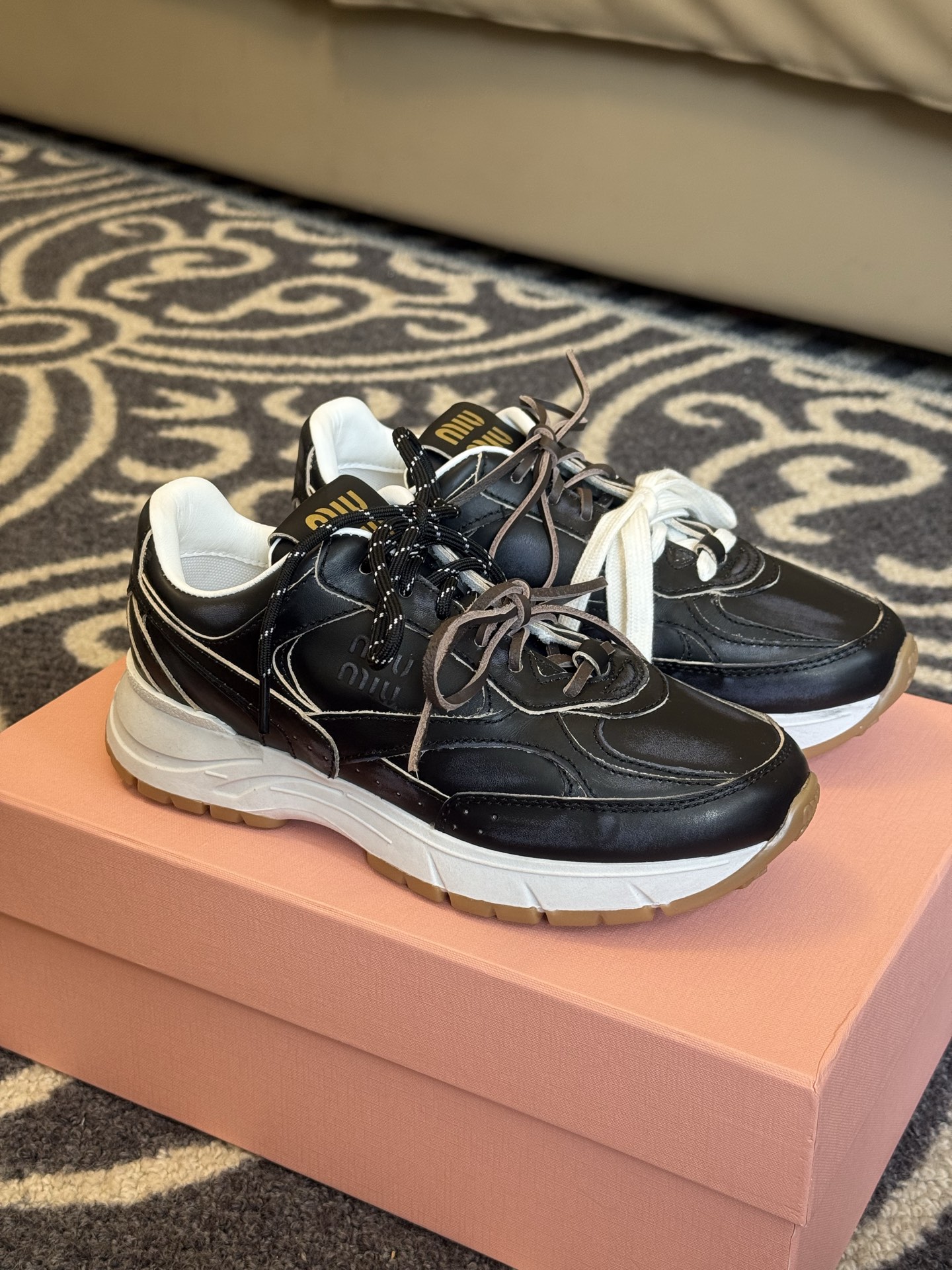 NO:390271,miumiu X NB has new joint sneakers!  !  The previous miu miu X New Balance co-branded shoes were so popular. This time we have dad shoes again. The new co-branded series is no longer thin-soled shoes. It is too friendly to small people. As always, it is still easy to wear and increase in size 35-41, casual shoes/sports shoes, miumiu, sneakers19860909miumiu X NB又有了新的联名球鞋！！ 之前的miu miu X New Balance 联名鞋子火的一塌糊涂,这次又来了老爹鞋款,新的联名系列啦 不再是薄底鞋 对小个子太友好啦,一如既往还是miu里miu气的好穿又增高 size 35-41,休闲鞋/运动鞋,miumiu,sneakers,Women's Shoes