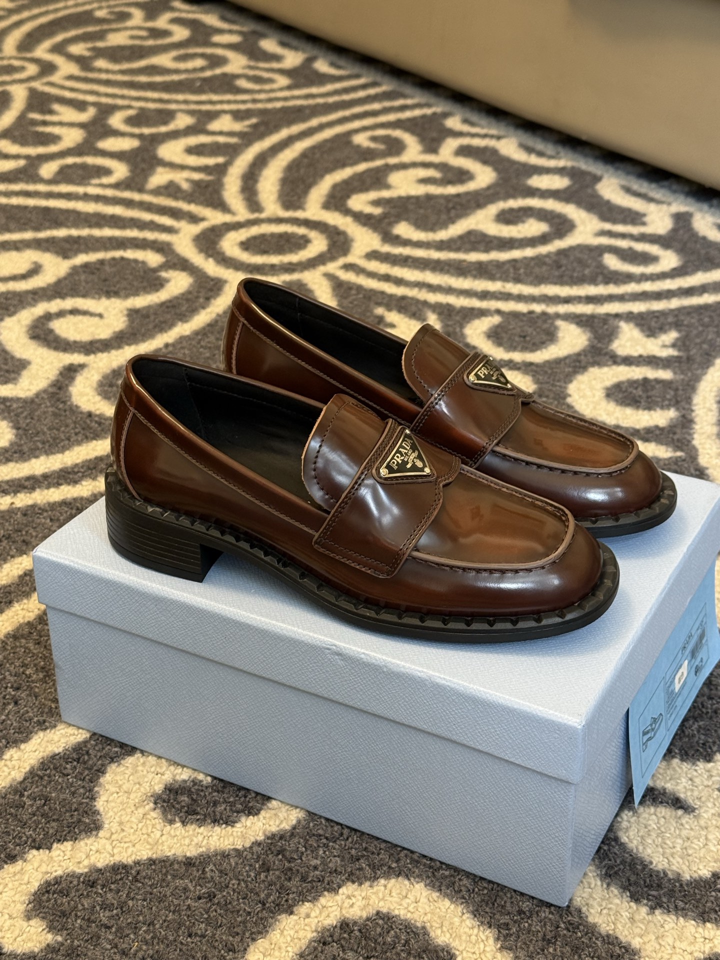 NO:390259,Prada 25 new loafers!  Timeless lines and hand-crafted details define the design of this glossy-smoked leather loafer. Details such as tortoiseshell buckles are simple but exquisite, making them more exquisite and elegant. The details of the classic triangle logo are still perfectly blessed. The integrated rubber sole is decorated with a hot stamped logo. Heel height is 3.5 cm. sizw 35-41, loafers, prada, loafers19860909prada 25 乐福鞋新品！ 隽永线条与手工精制细节定义了这款亮面熏染皮革乐福鞋的设计. 玳瑁效果搭扣等细节简约而不失精美,更显精致优雅气度. 经典三角标的细节,依然完美加持 一体式橡胶鞋底,饰有烫印徽标 鞋跟高度3.5厘米 sizw 35-41,乐福鞋,prada,loafers,Women's Shoes