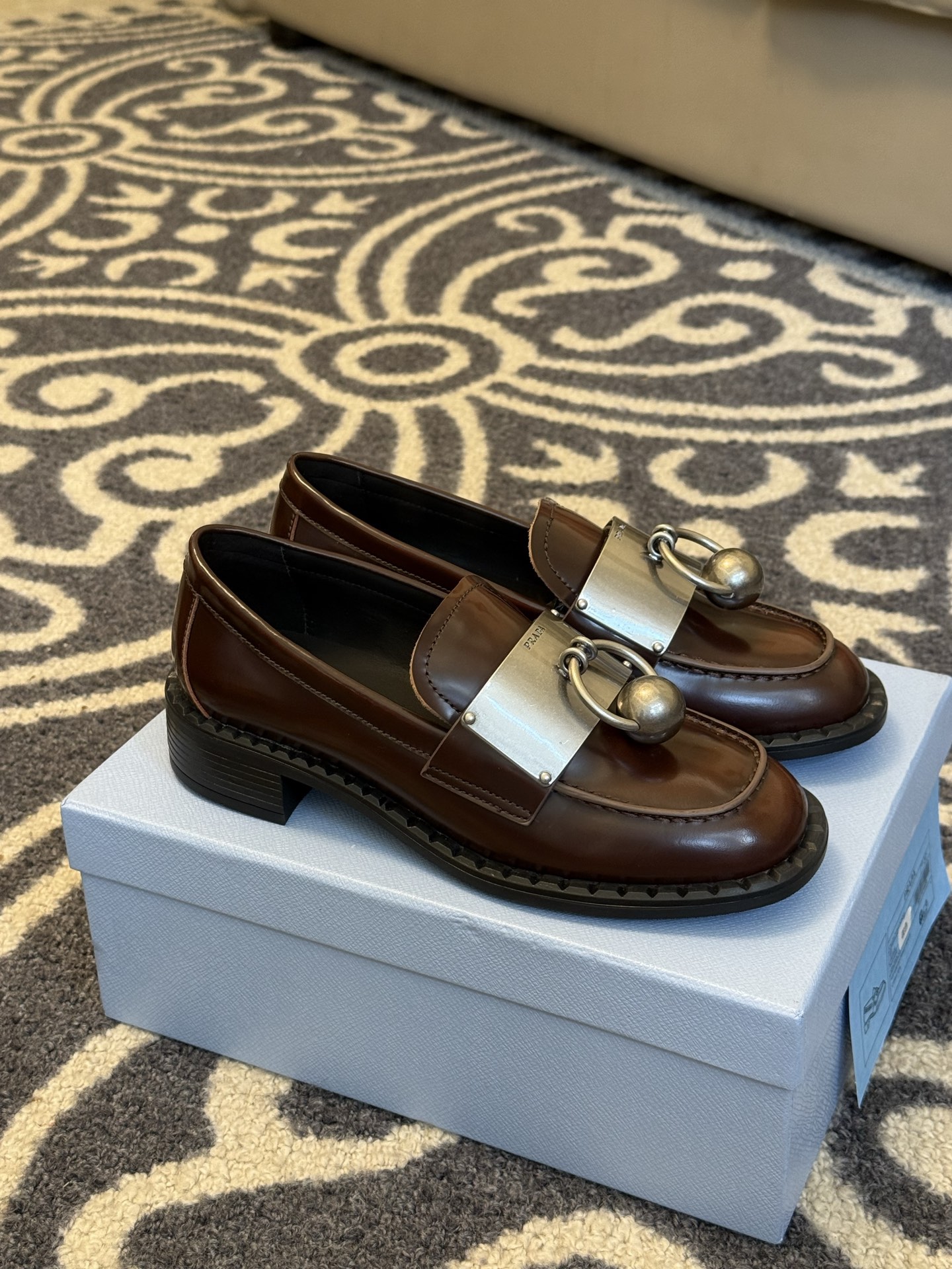 NO:390265,PRADA ss25 new loafers. Exquisite craftsmanship, ostentatious details and surprise elements complement each other, adding personality to this loafer with exquisite and elegant lines. The shiny surface is made of leather, and the metal elements form a sharp contrast with the classic silhouette. Integrated rubber sole, decorated with a hot stamped logo. Heel height 3.5 cm size 35-41, loafers, prada, loafers19860909PRADA ss25 乐福鞋新品 精湛工艺、张扬细节与惊喜元素相辅相成,为这款线条精致优雅的乐福鞋增添了个性.亮面熏染皮革材质,金属元素与经典廓形形成鲜明反差. 一体式橡胶鞋底,饰有烫印徽标 鞋跟高度3.5厘米 size 35-41,乐福鞋,prada,loafers,Women's Shoes