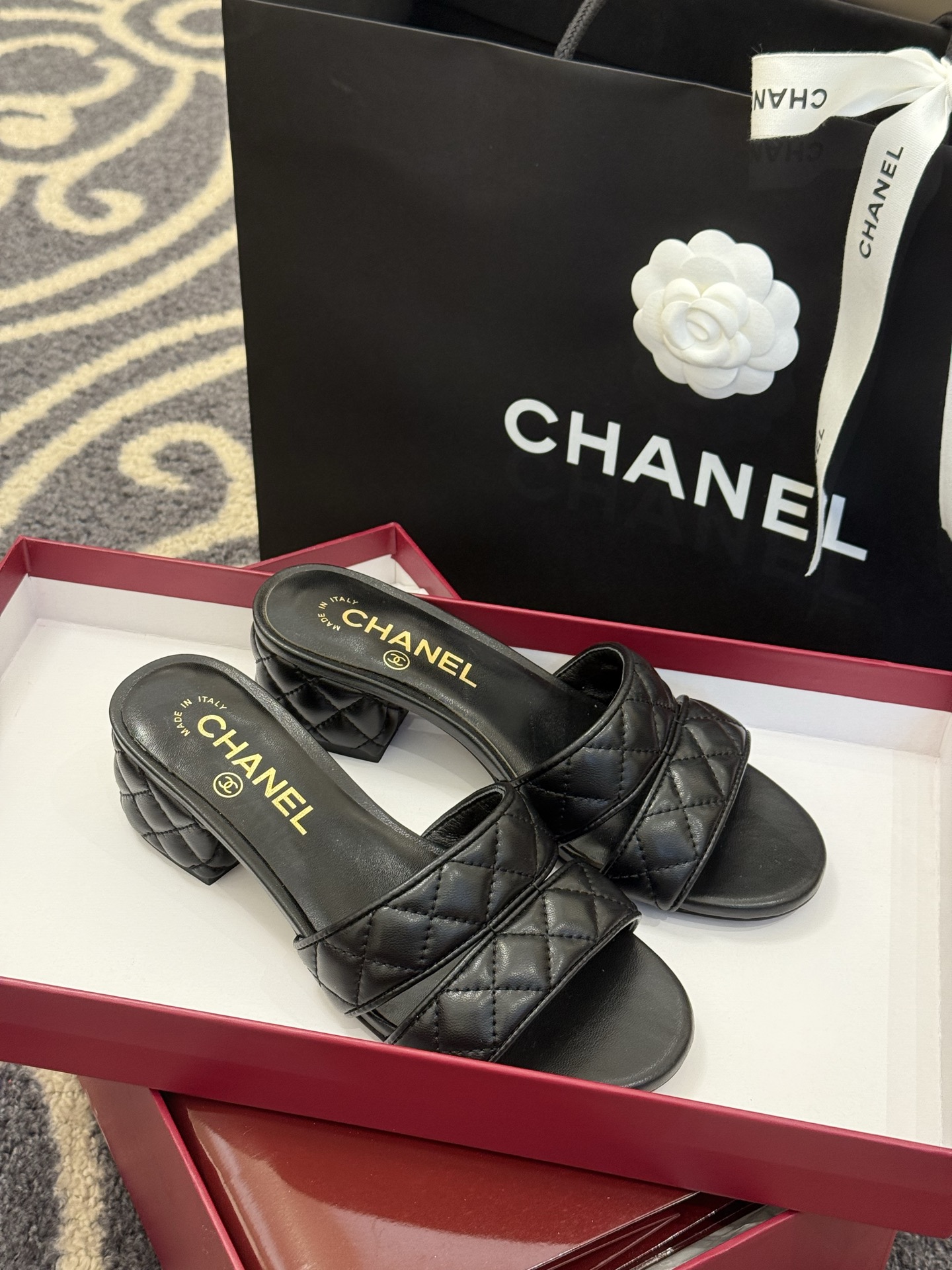 高版本
chanel ss25 蜜儿拖鞋/凉鞋系列
小羊皮材质，格纹加持，精致
小粗跟，跟高5cm，很舒