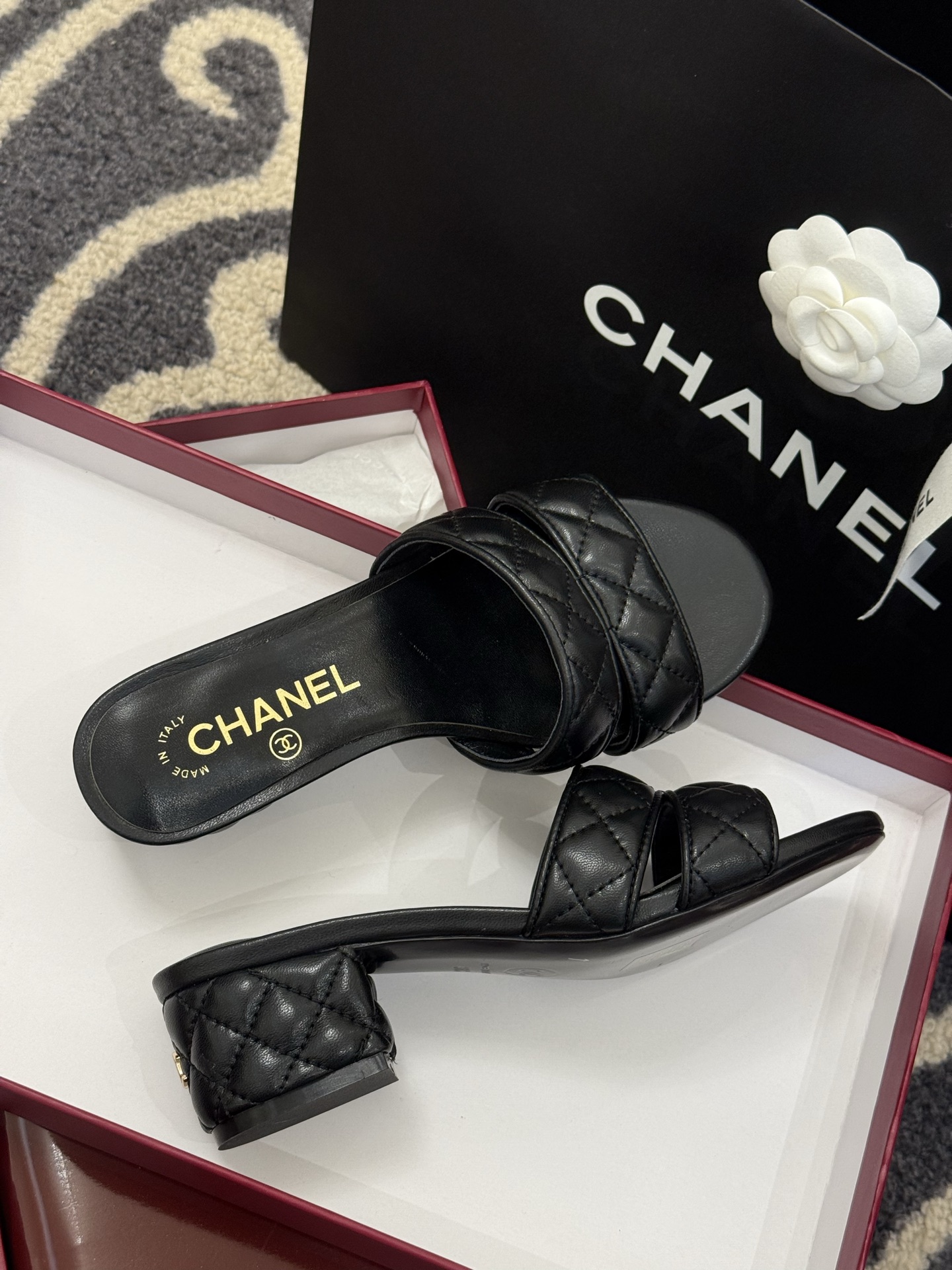 高版本
chanel ss25 蜜儿拖鞋/凉鞋系列
小羊皮材质，格纹加持，精致
小粗跟，跟高5cm，很舒
