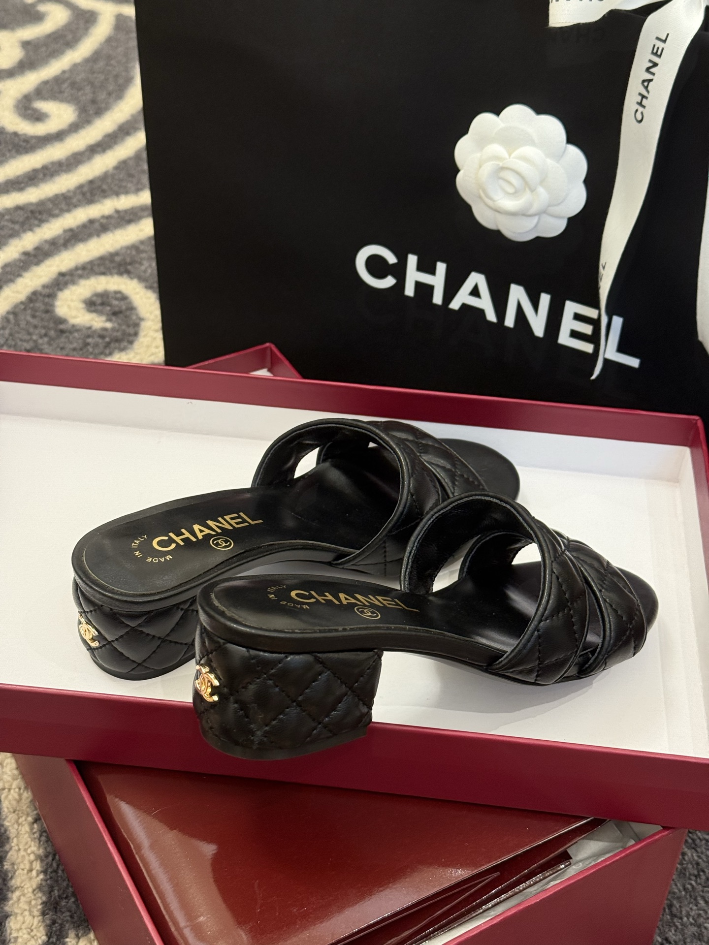 高版本
chanel ss25 蜜儿拖鞋/凉鞋系列
小羊皮材质，格纹加持，精致
小粗跟，跟高5cm，很舒