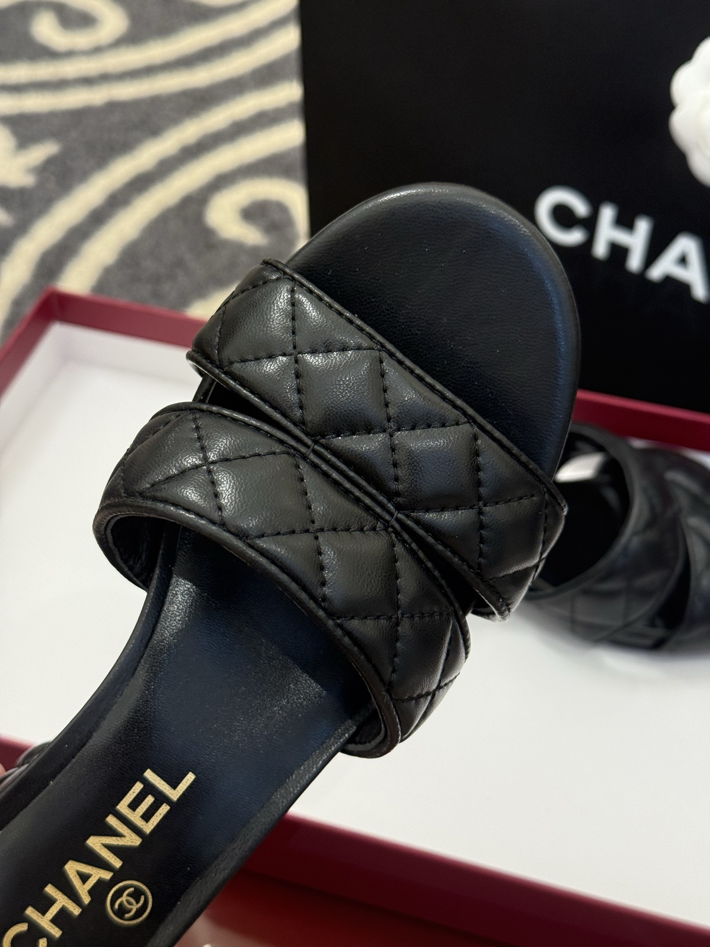 高版本
chanel ss25 蜜儿拖鞋/凉鞋系列
小羊皮材质，格纹加持，精致
小粗跟，跟高5cm，很舒