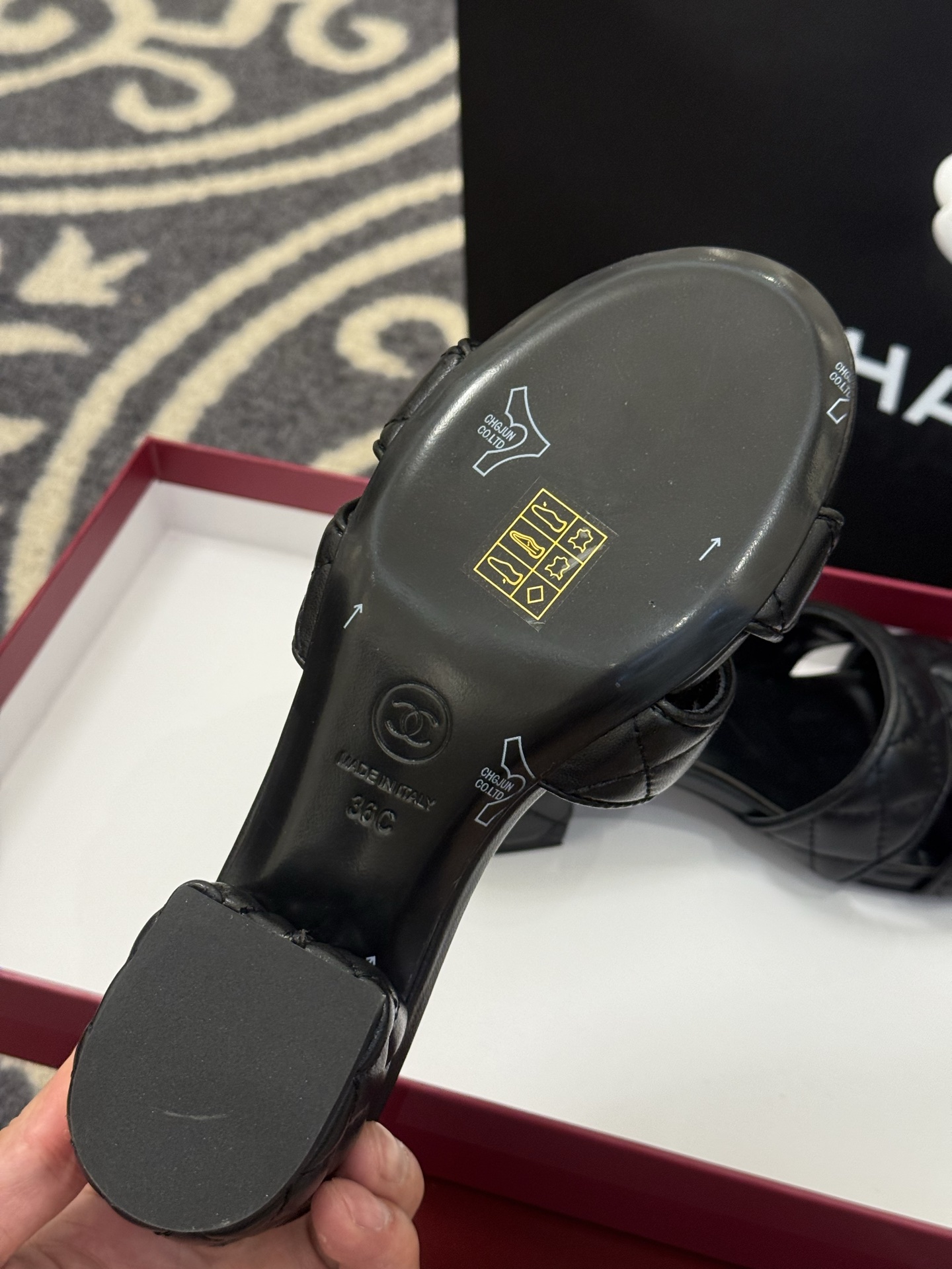 高版本
chanel ss25 蜜儿拖鞋/凉鞋系列
小羊皮材质，格纹加持，精致
小粗跟，跟高5cm，很舒