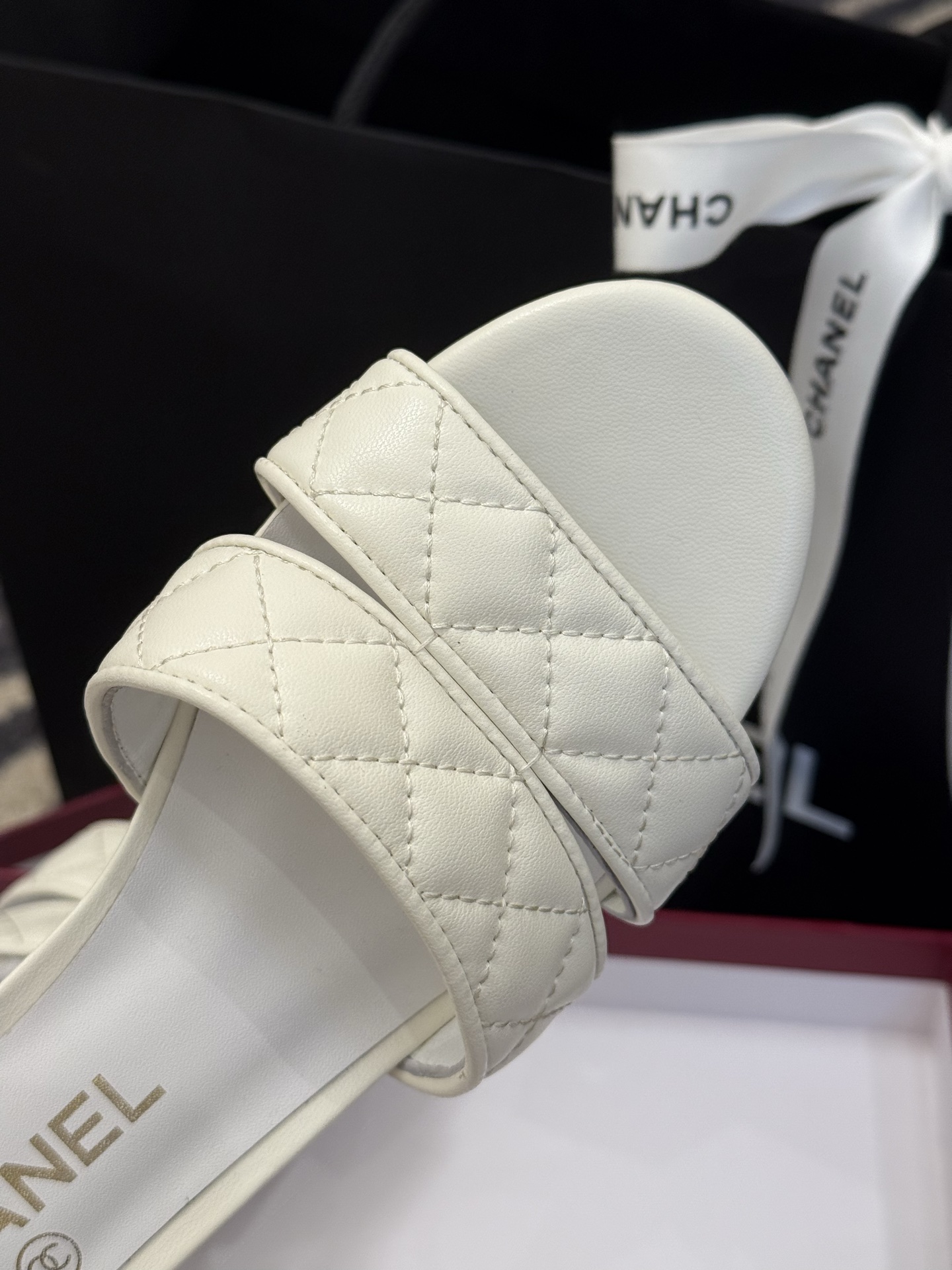 高版本
chanel ss25 蜜儿拖鞋/凉鞋系列
小羊皮材质，格纹加持，精致
小粗跟，跟高5cm，很舒