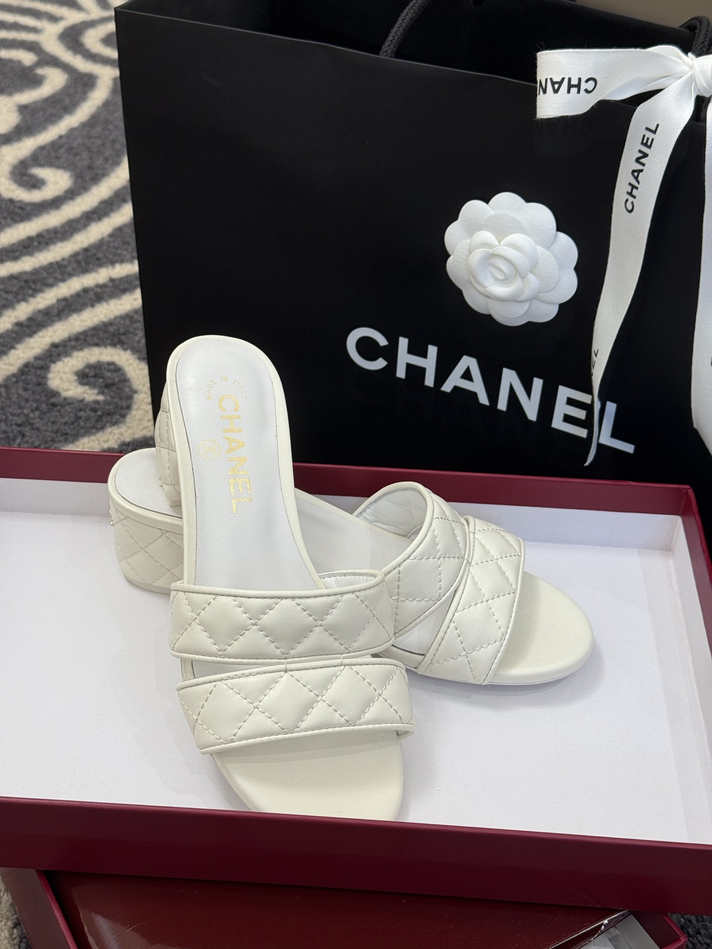 高版本
chanel ss25 蜜儿拖鞋/凉鞋系列
小羊皮材质，格纹加持，精致
小粗跟，跟高5cm，很舒