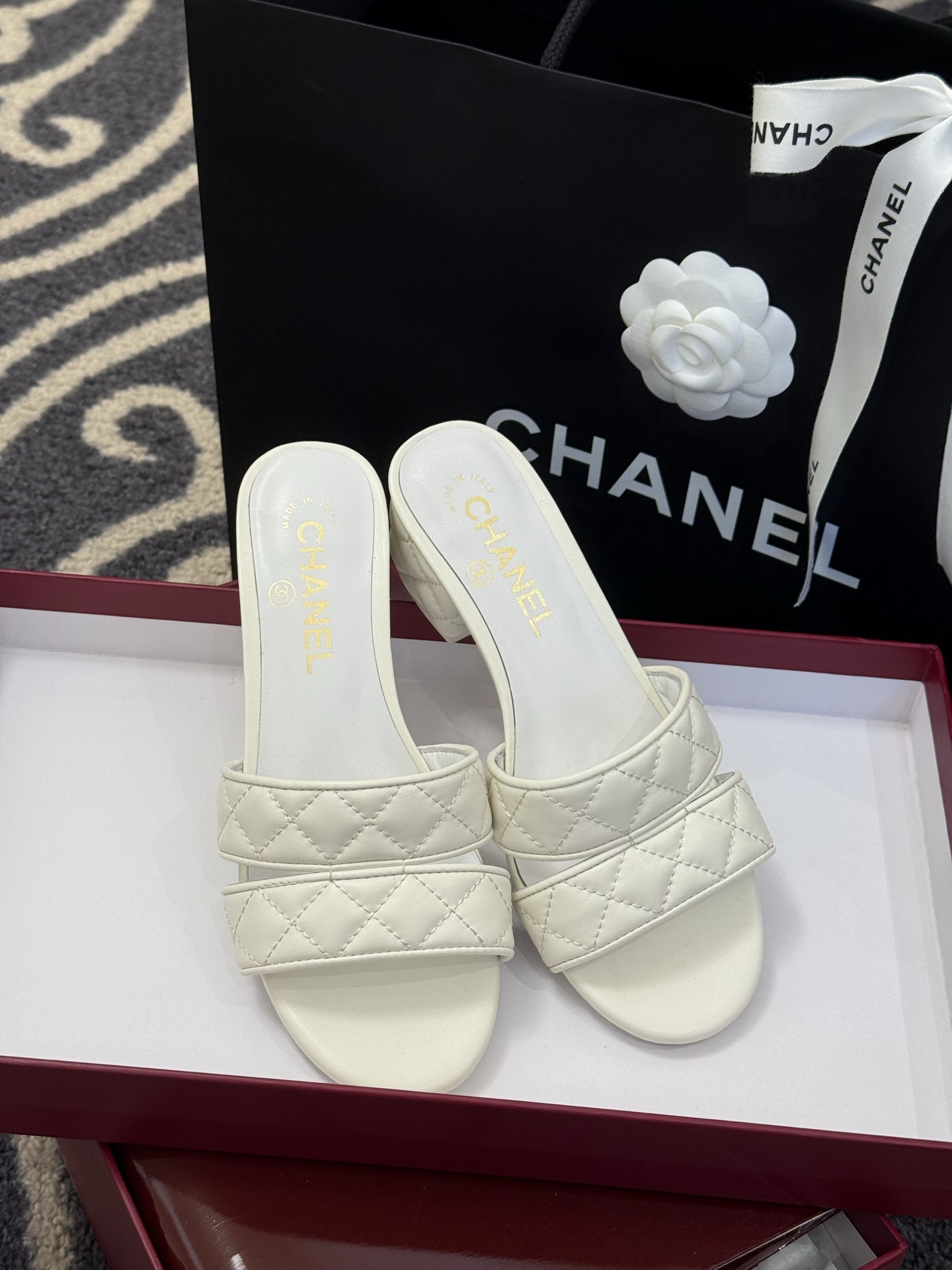 高版本
chanel ss25 蜜儿拖鞋/凉鞋系列
小羊皮材质，格纹加持，精致
小粗跟，跟高5cm，很舒