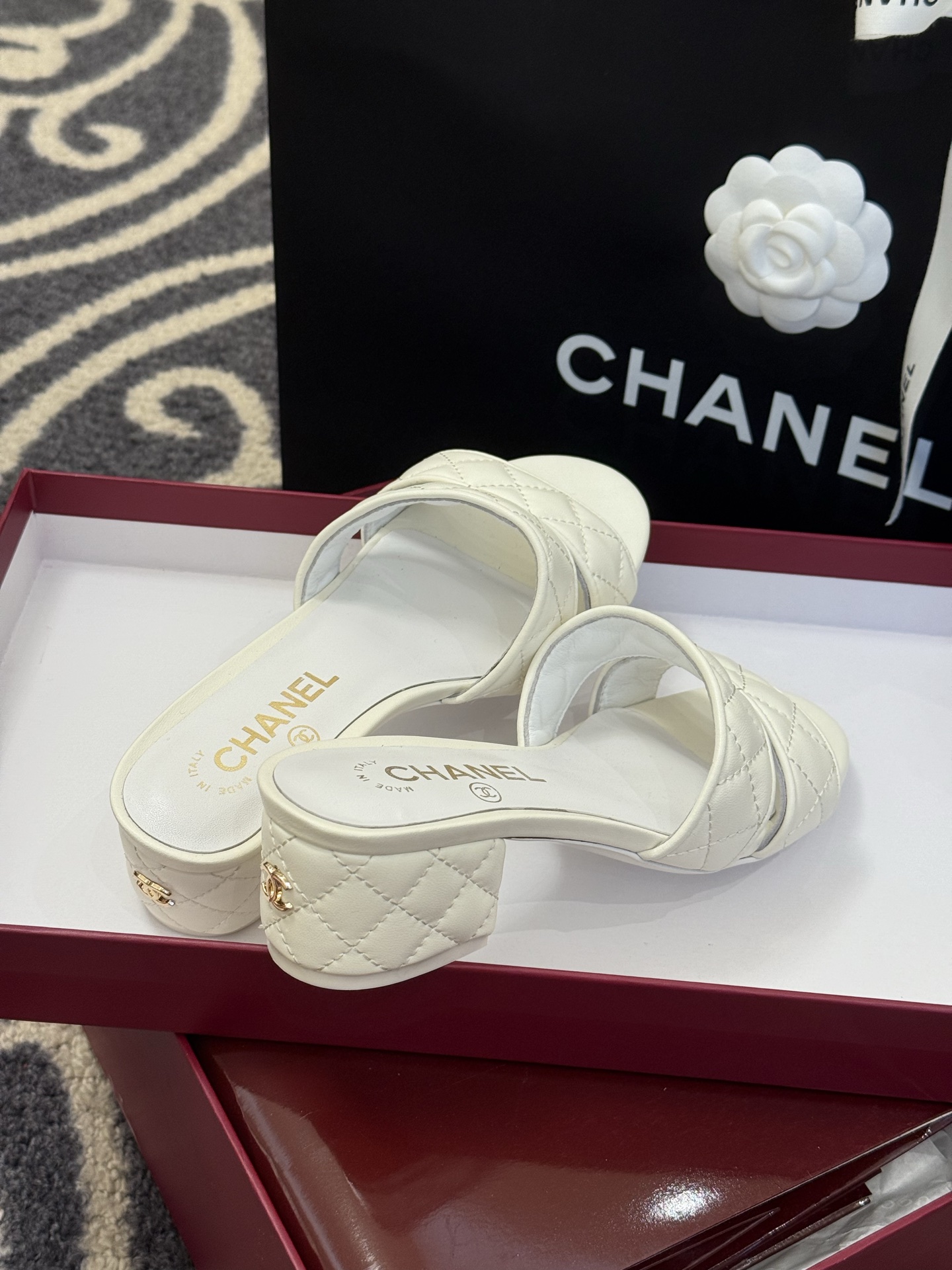 高版本
chanel ss25 蜜儿拖鞋/凉鞋系列
小羊皮材质，格纹加持，精致
小粗跟，跟高5cm，很舒