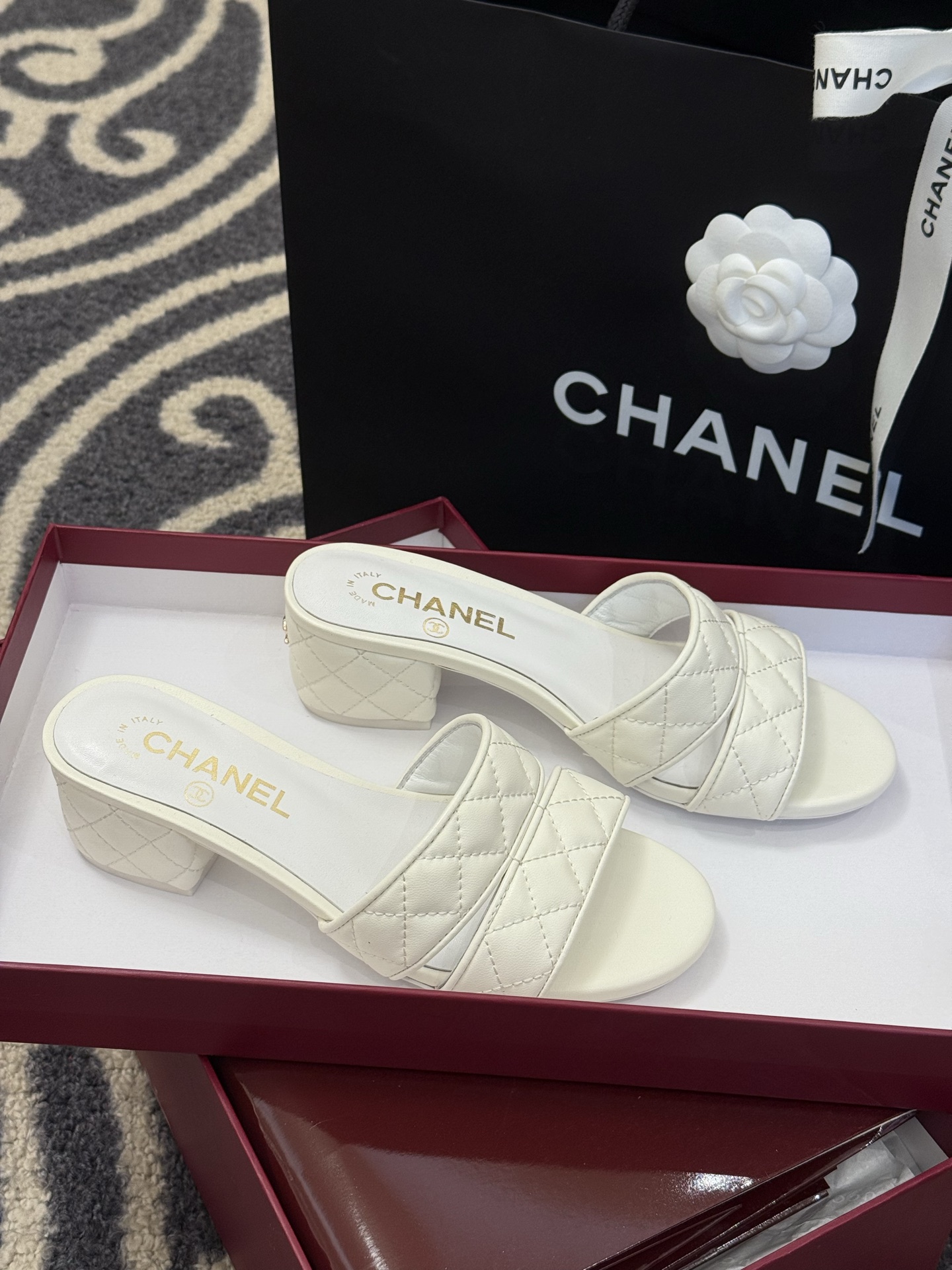 高版本
chanel ss25 蜜儿拖鞋/凉鞋系列
小羊皮材质，格纹加持，精致
小粗跟，跟高5cm，很舒
