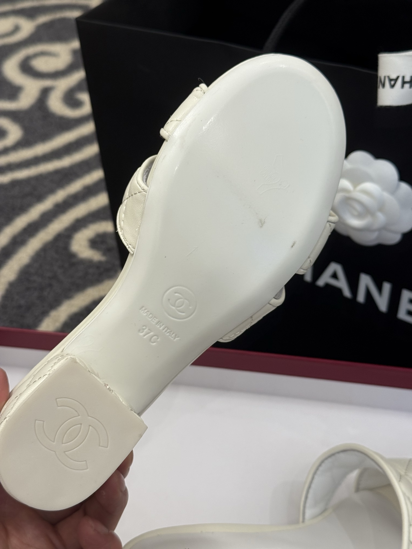 高版本
chanel ss25 蜜儿拖鞋/凉鞋系列
小羊皮材质，格纹加持，精致
小粗跟，跟高5cm，很舒