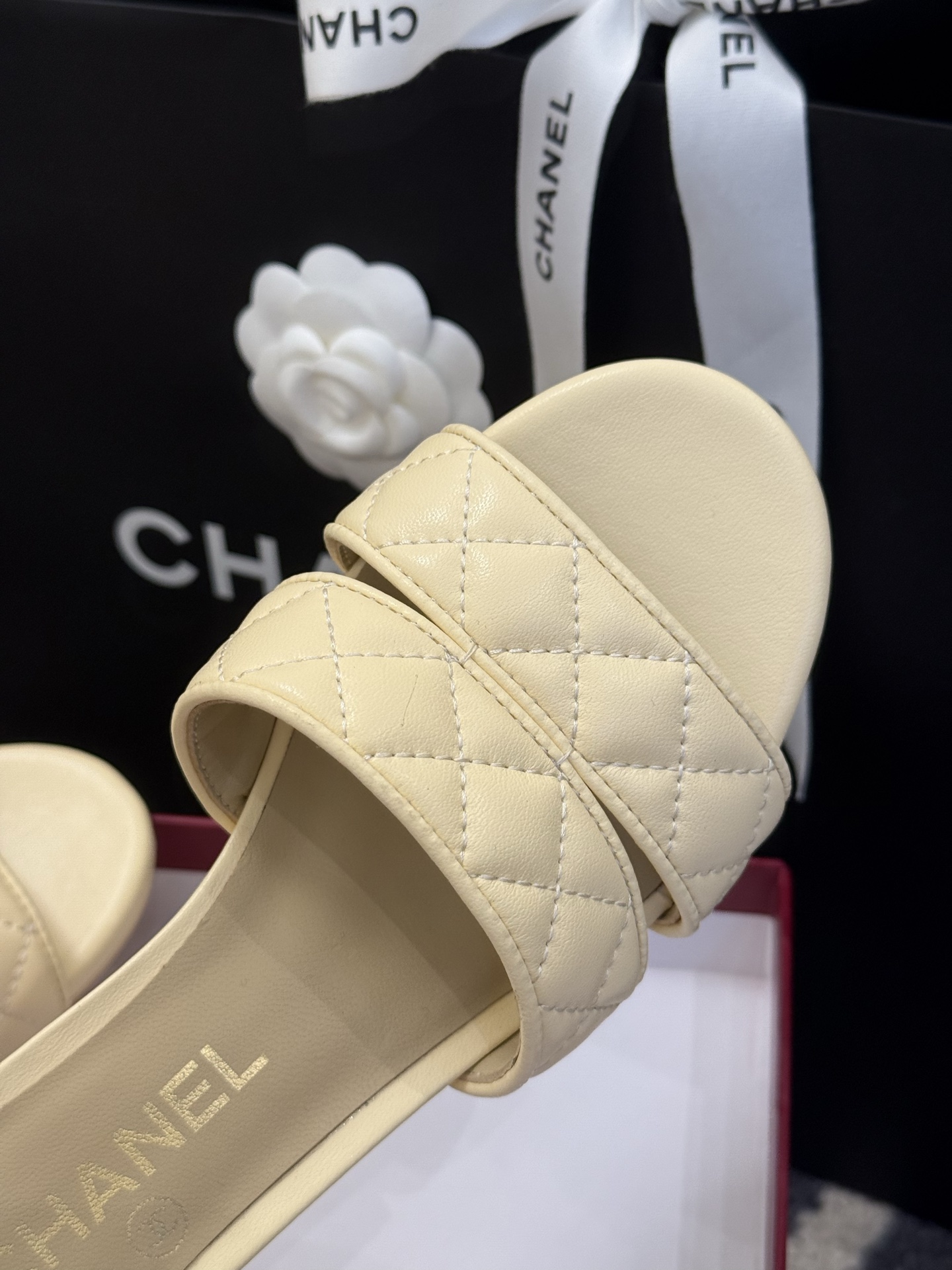 高版本
chanel ss25 蜜儿拖鞋/凉鞋系列
小羊皮材质，格纹加持，精致
小粗跟，跟高5cm，很舒